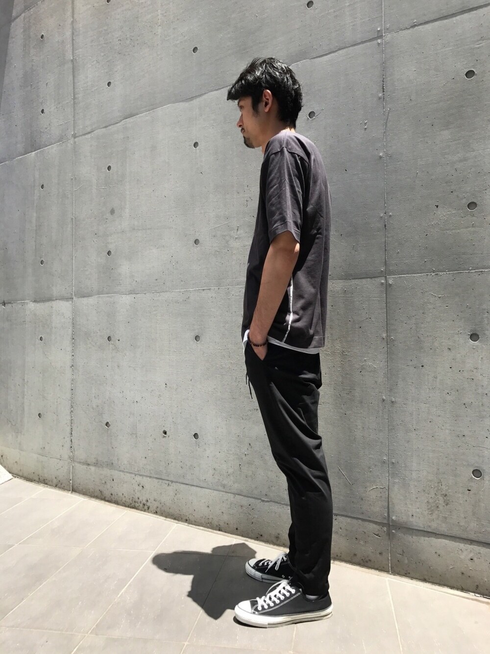 「CONVERSE TOKYO、コンバーストウキョウ、ブラックコーデ、シンプル、オトナカジュアル、ブラック」｜「CONVERSE TOKYOのサイドパイピングTシャツ（Tシャツ/カットソー、ブラック系）」を使った、haradaさん（メンズ・180cm）の夏コーディネートの1枚目の写真
