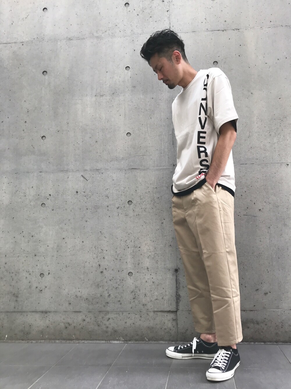 「CONVERSE TOKYO、conversetokyo、コンバーストウキョウ、コンバース、converse、ベージュ、大人カジュアル、夏コーデ、Tシャツ、ビッグシルエット」｜「CONVERSE TOKYOのビッグ縦ロゴTシャツ（Tシャツ/カットソー、ベージュ系）」を使った、haradaさん（メンズ・180cm）の夏コーディネートの1枚目の写真