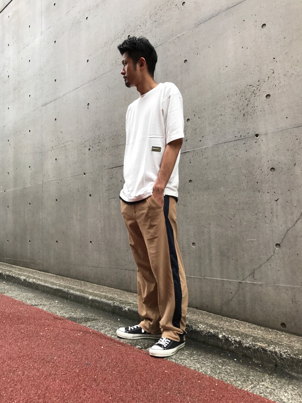 「コンバース、converse、CONVERSE TOKYO、conversetokyo、シンプルコーデ、オトナカジュアル、ラインパンツ、Tシャツ、シンプル、ワイドパンツ」｜「CONVERSE TOKYOのシリコンネームTシャツ（Tシャツ/カットソー、ホワイト系）」を使った、haradaさん（メンズ・180cm）の夏コーディネートの1枚目の写真