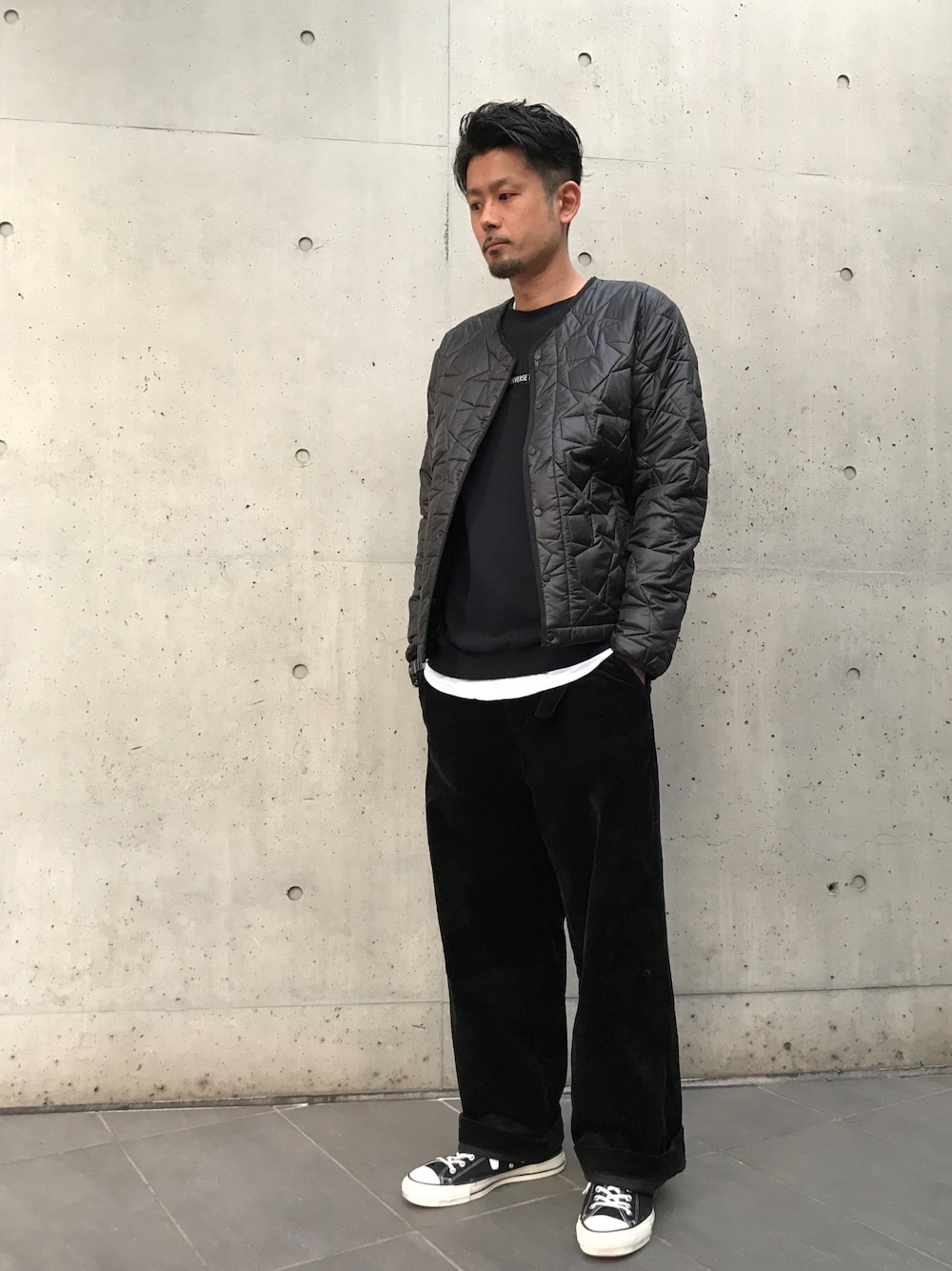 「コンバース、converse、コンバーストウキョウ、CONVERSE TOKYO、キルティング、大人カジュアル、黒、オールブラック、ストリート、ワイドパンツ」｜「CONVERSE TOKYOのCONVERSE TOKYO/コンバーストウキョウ 星型キルティングインナージャケット（ブルゾン、ブラック系）」を使った、haradaさん（メンズ・180cm）の秋コーディネートの1枚目の写真