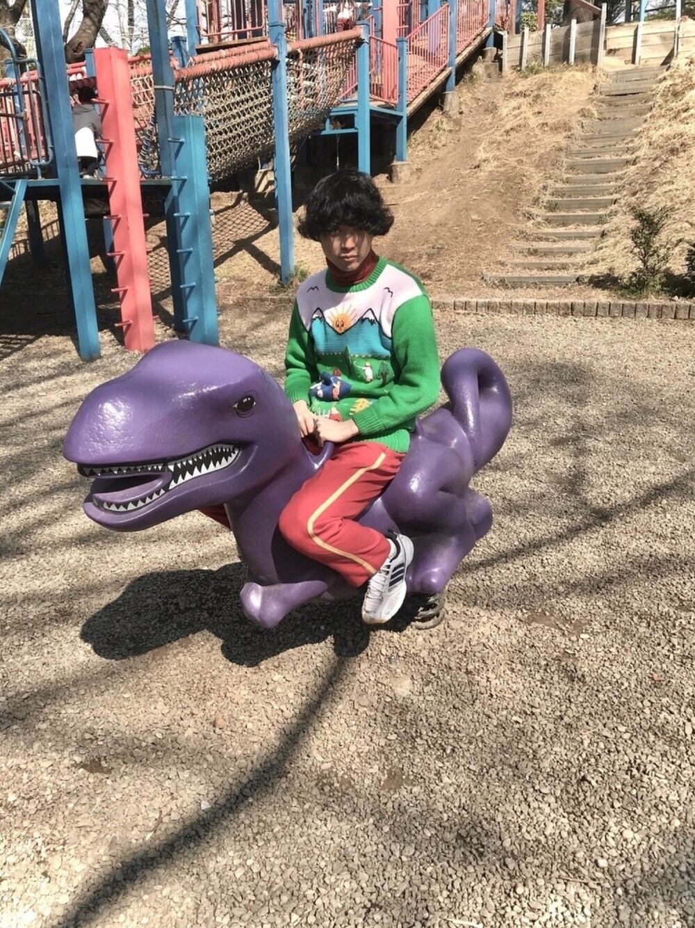 「公園スタイル、古着コーデ、ダサい、ハデ、ゆるコーデ、ヴィンテージ、ビンテージ、うんこ、文学、恐竜」｜「古着のアイテム（ニット/セーター、その他）」を使った、daredemonaiyamadaさん（メンズ・177cm）の春コーディネートの1枚目の写真