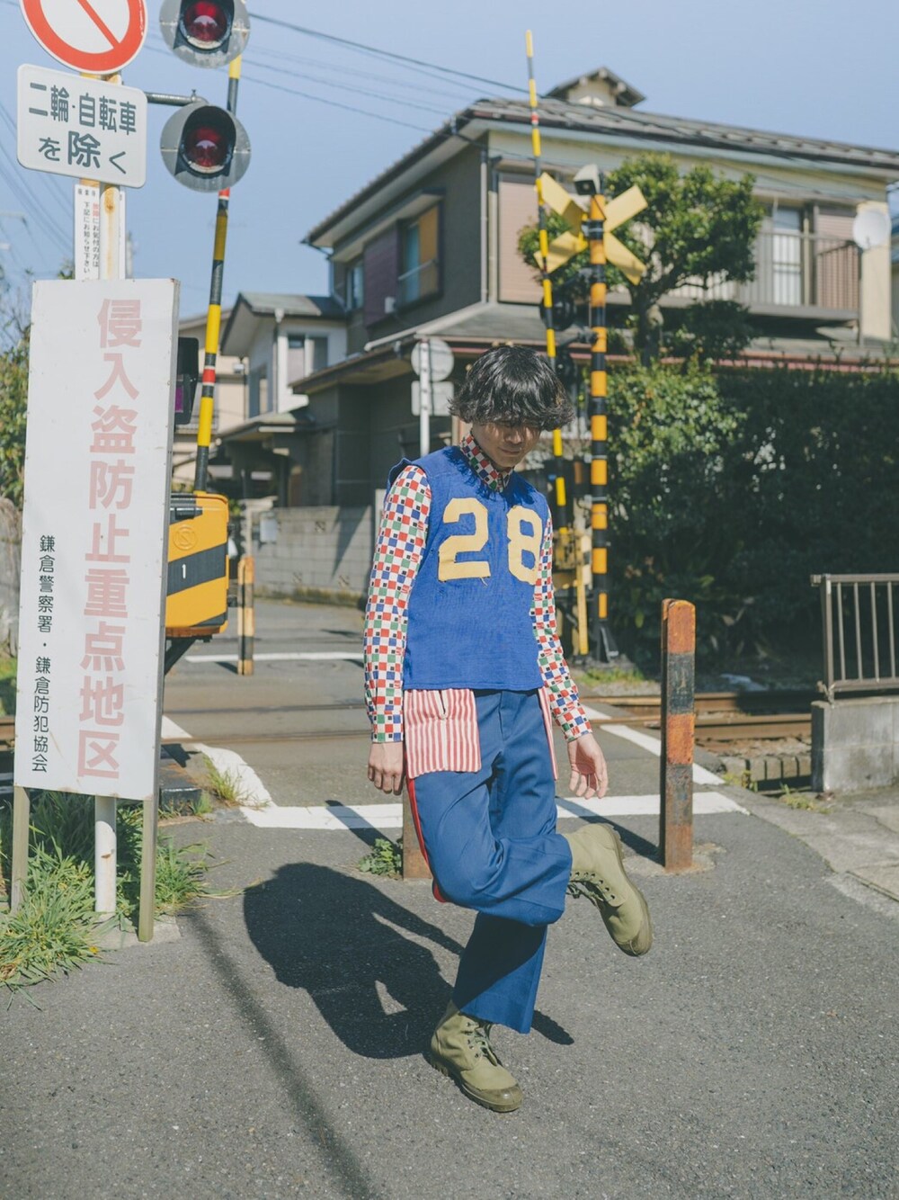 「ダサい、ヴィンテージ、ビンテージ、ランバラル専用、踏切、江ノ電、古着コーデ、全身古着、エプロン、イケメン注意報」｜「古着のアイテム（その他、ブルー系）」を使った、daredemonaiyamadaさん（メンズ・177cm）の春コーディネートの1枚目の写真