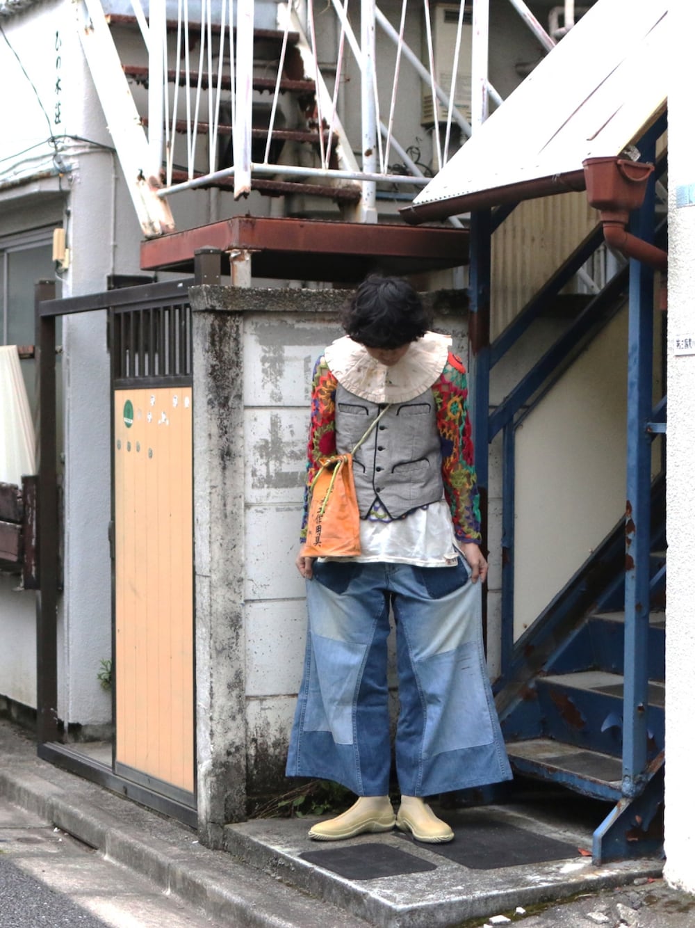 「春、古着、ヴィンテージ、ビンテージ、古着コーデ、つけ襟、ベスト、ダサい、フレアパンツ、デニム」｜「古着のアイテム（その他、その他）」を使った、daredemonaiyamadaさん（メンズ・177cm）の春コーディネートの1枚目の写真