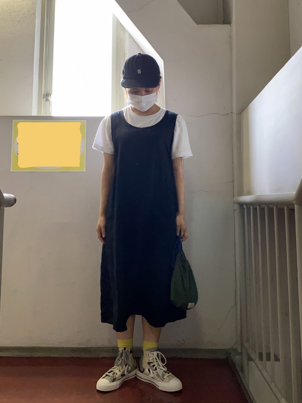 「大人カジュアル、今日のコーデ、シンプル、低身長コーデ、白Tシャツ、ワンピース、ユニクロ、巾着バッグ、ブラック、カジュアル」｜「fabricsのアイテム（ワンピース、ブラック系）」を使った、　アヤナさん（レディース・155cm）の春コーディネートの1枚目の写真