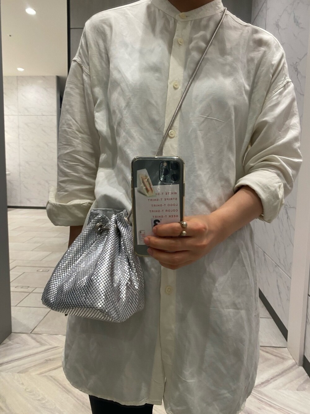 「ラフ、休日スタイル、ナチュラル、大人カジュアル、シャツスタイル、ミニバッグ、メタリック、ユニクロ、ootd、低身長」｜「Marientの2WAYメタリックミニバッグ/ショルダーバッグ（ショルダーバッグ、シルバー系）」を使った、　アヤナさん（レディース・155cm）の夏コーディネートの1枚目の写真