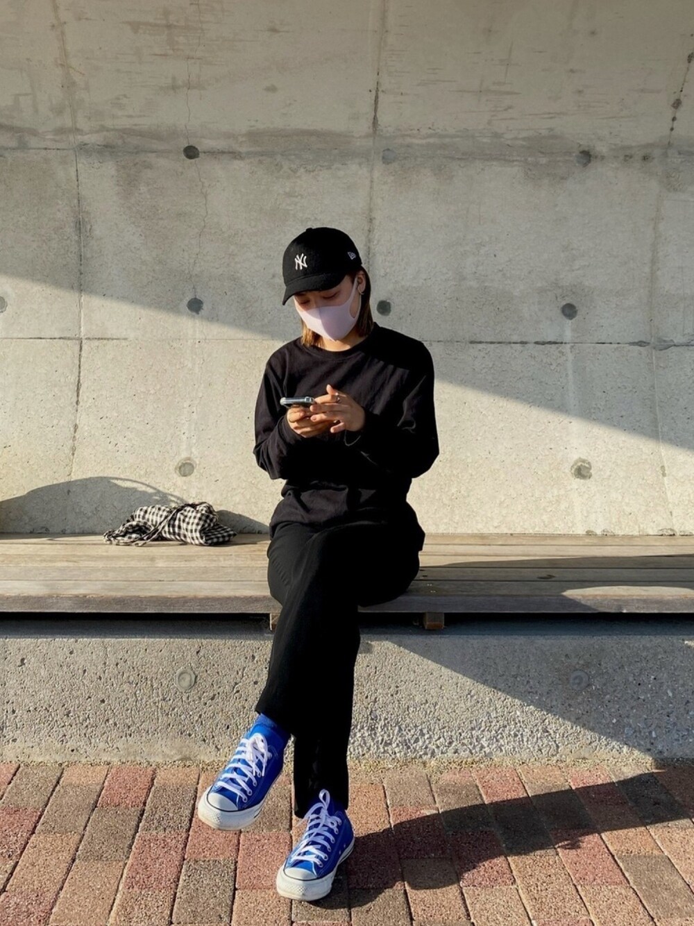 「シンプル、パンツスタイル、低身長、ブラック、古着、converse」｜「CONVERSEの【CONVERSE】ALL STAR 100 カラーズOX（スニーカー、ブルー系）」を使った、　アヤナさん（レディース・155cm）の春コーディネートの1枚目の写真