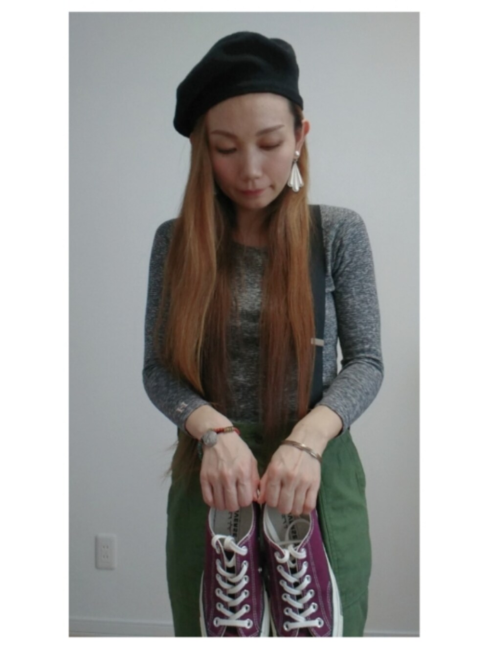 パープル系のスニーカー、グレー系のTシャツ/カットソー、グリーン系のパンツを着用したレディースの冬コーディネートの1枚目の写真