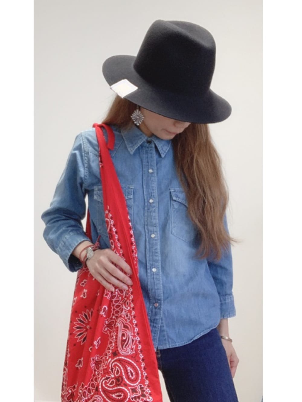 「ハット、デニデニ、デニムシャツ、バンダナトート、ピアス」｜「and janpのアイテム（シャツ/ブラウス、ブルー系）」を使った、nagisaさん（レディース・155cm）の夏コーディネートの1枚目の写真