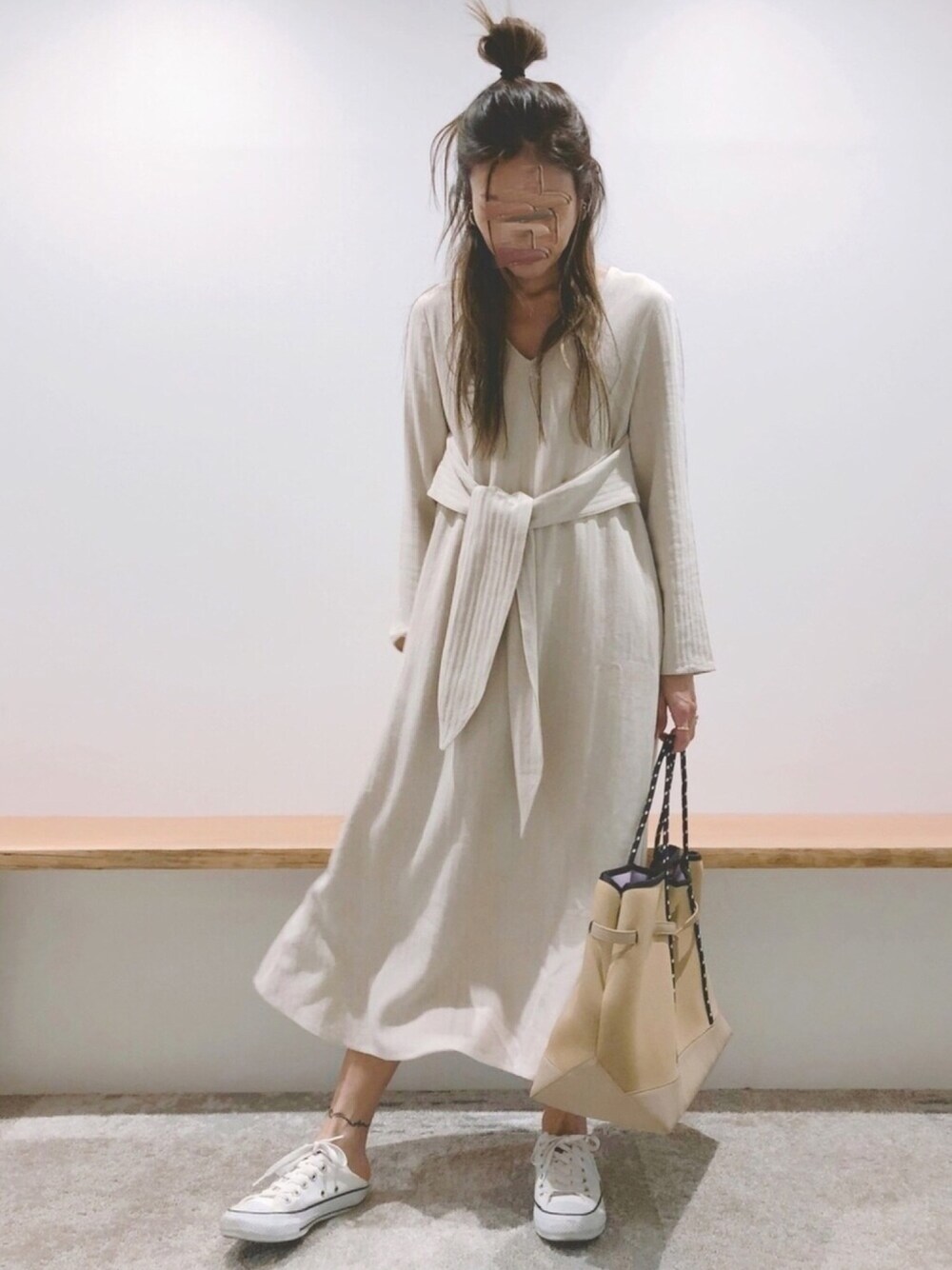 「ロングワンピース、春コーデ、ワンピース、ベージュ、バンヤードストーム(BARNYARDSTORM)、カジュアル、大人コーデ、converse」｜「BARNYARDSTORMのアイテム（ワンピース、ベージュ系）」を使った、cocoさん（レディース・162cm）の春コーディネートの1枚目の写真