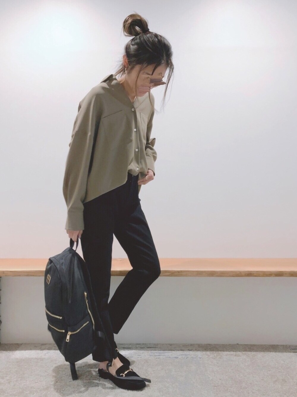 「オーバーサイズ、デニムパンツ、ブラックデニム、オトナカジュアル、オトナ女子、シャツスタイル、シンプルコーデ、バンヤードストーム(BARNYARDSTORM)、カーキ、バックパック」｜「BARNYARDSTORMのBARNYARDSTORM / スキッパーポプリンシャツ（シャツ/ブラウス、グリーン系）」を使った、cocoさん（レディース・162cm）の春コーディネートの1枚目の写真