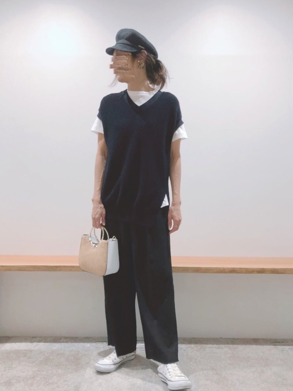 「パンツスタイル、ワイドパンツ、オトナカジュアル、モノトーン、シンプル、オトナ女子、ブラック、ワントーンコーデ、バンヤードストーム(BARNYARDSTORM)、コンバース」｜「BARNYARDSTORMのBARNYARDSTORM / ≪WEB限定≫クルーネックＴ（Tシャツ/カットソー、ホワイト系）」を使った、cocoさん（レディース・162cm）の春コーディネートの1枚目の写真