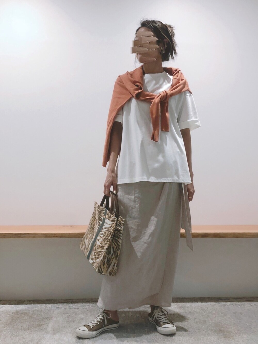 「カジュアルコーデ、オトナカジュアル、おうちファッション、ベージュ、オトナ女子、淡色コーデ、コンバース、リネン、converse、バンヤードストーム(BARNYARDSTORM)」｜「BARNYARDSTORMのBARNYARDSTORM / ハイコンパクトスムースＴ（Tシャツ/カットソー、ホワイト系）」を使った、cocoさん（レディース・162cm）の春コーディネートの1枚目の写真