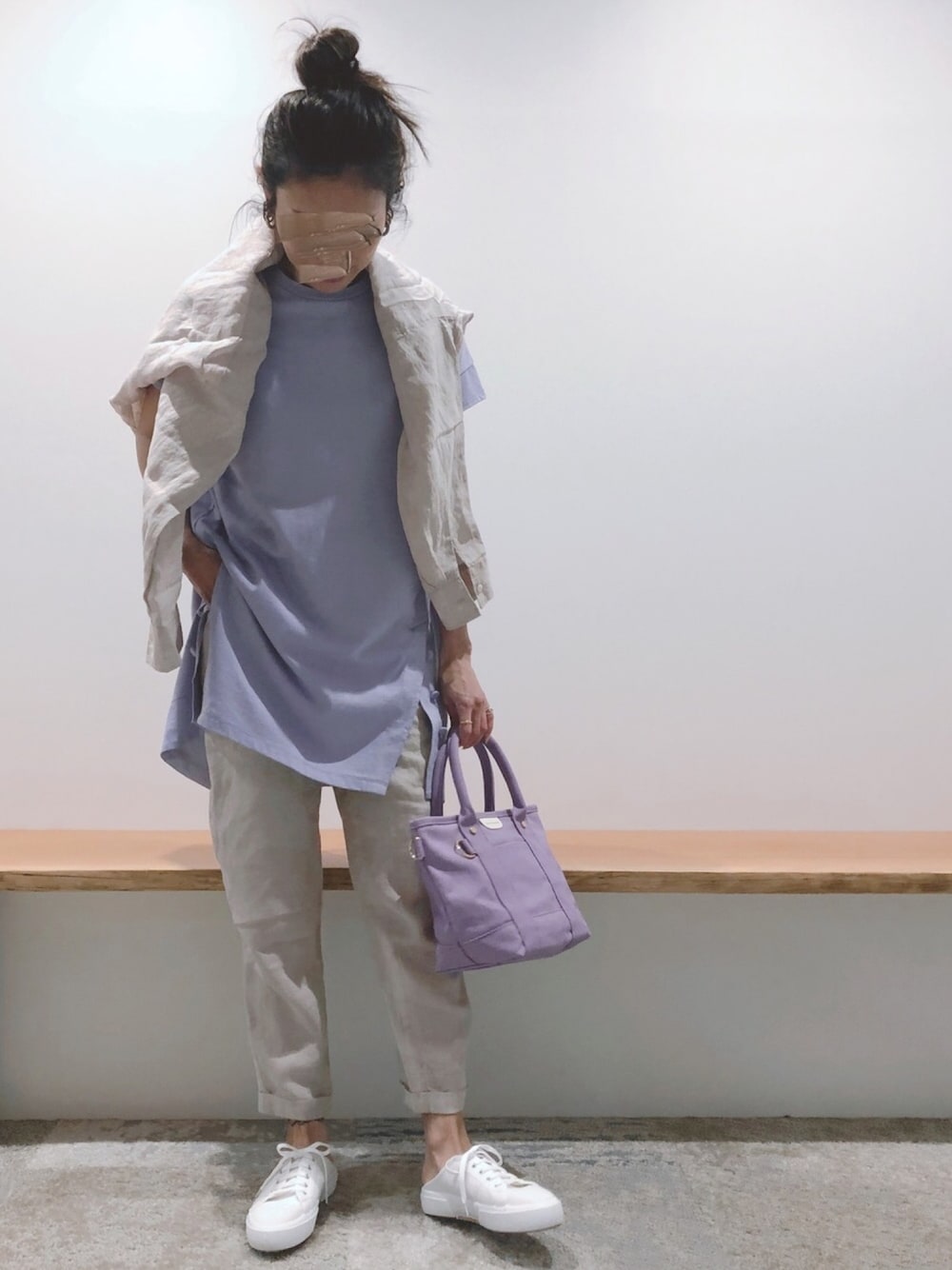 「オトナカジュアル、パンツスタイル、カジュアルコーデ、シンプルコーデ、ベージュ、シャツスタイル、リラックススタイル、おうちファッション、リネン、バンヤードストーム(BARNYARDSTORM)」｜「BARNYARDSTORMのBARNYARDSTORM / Wボタン綿シルクＴシャツ（Tシャツ/カットソー、パープル系）」を使った、cocoさん（レディース・162cm）の春コーディネートの1枚目の写真