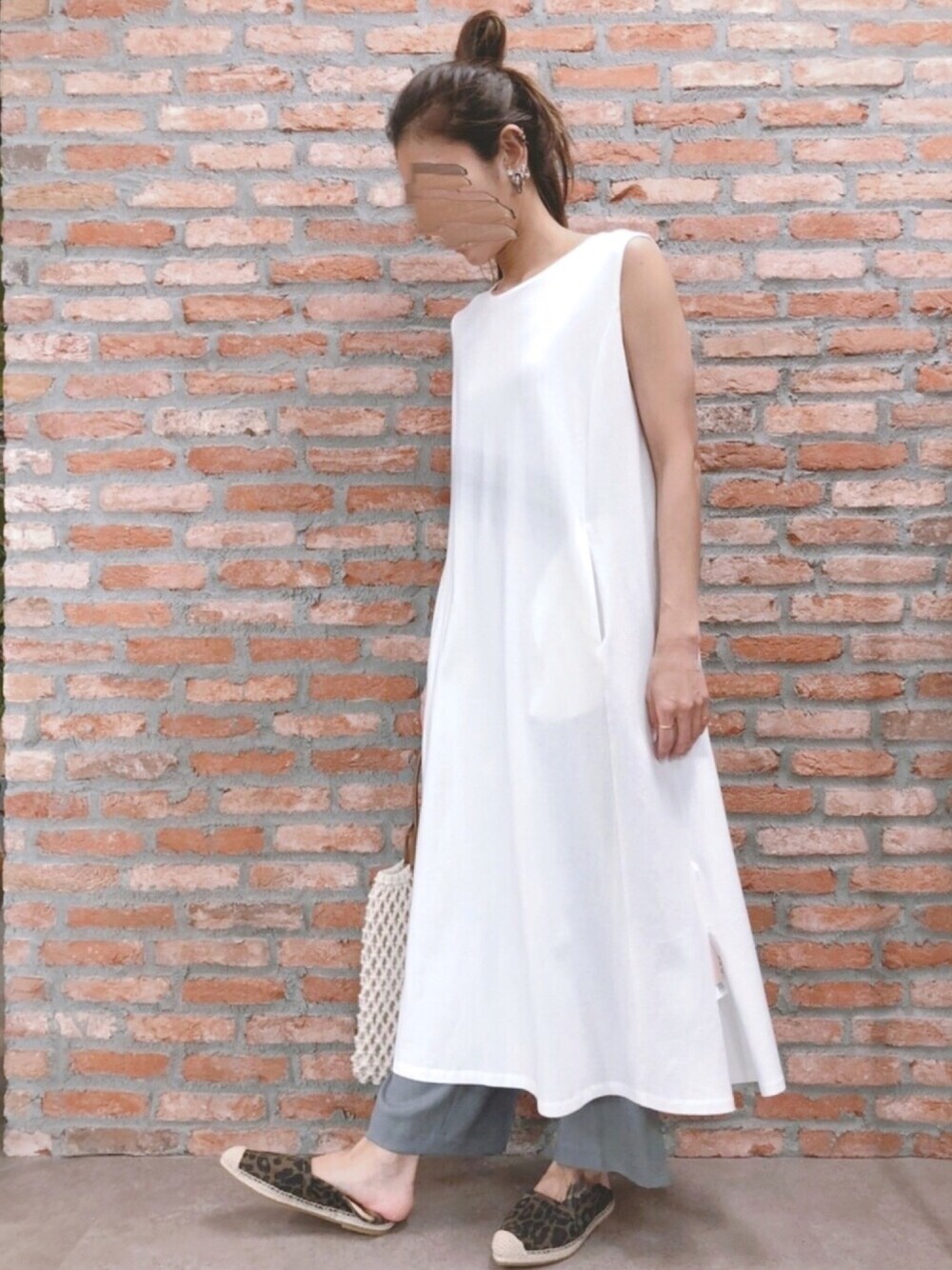 「オトナカジュアル、リラックススタイル、夏コーデ、シンプル、オトナ女子、大人コーデ、ワンピース、ホワイト、シンプルコーデ、バンヤードストーム(BARNYARDSTORM)」｜「BARNYARDSTORMのBARNYARDSTORM / ≪WEB限定≫ノースリロングカットワンピース（ワンピース、ホワイト系）」を使った、cocoさん（レディース・162cm）の春コーディネートの1枚目の写真