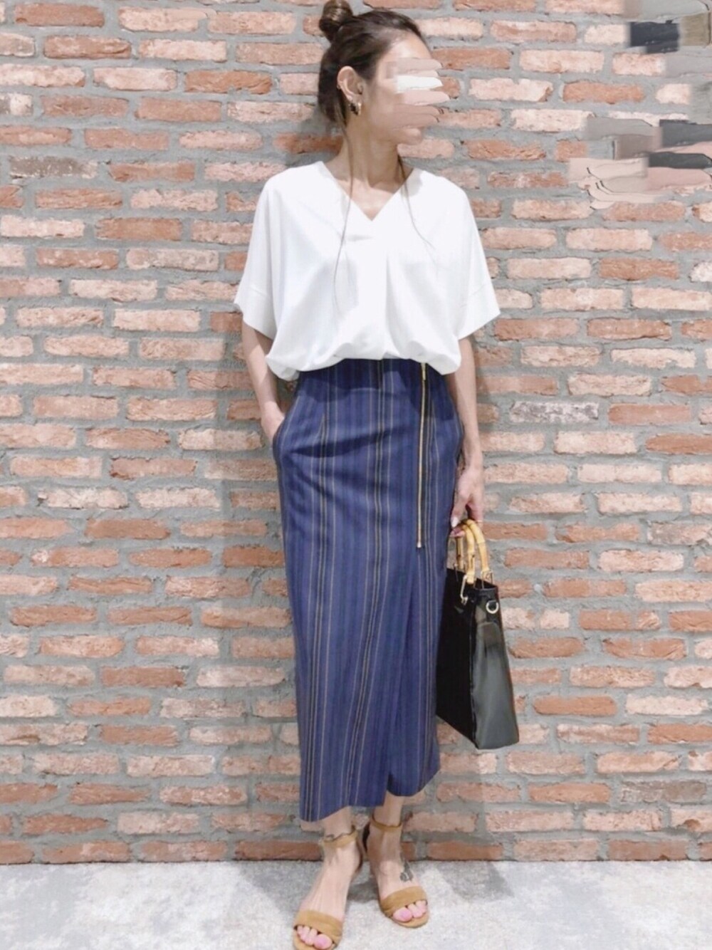 「きれいめカジュアル、大人コーデ、クリアバッグ、シンプルコーデ、オトナ女子、ホワイト、Tシャツ、バンヤードストーム(BARNYARDSTORM)」｜「BARNYARDSTORMのBARNYARDSTORM / 2WAYクリアBAG（ショルダーバッグ、ブラック系）」を使った、cocoさん（レディース・162cm）の夏コーディネートの1枚目の写真