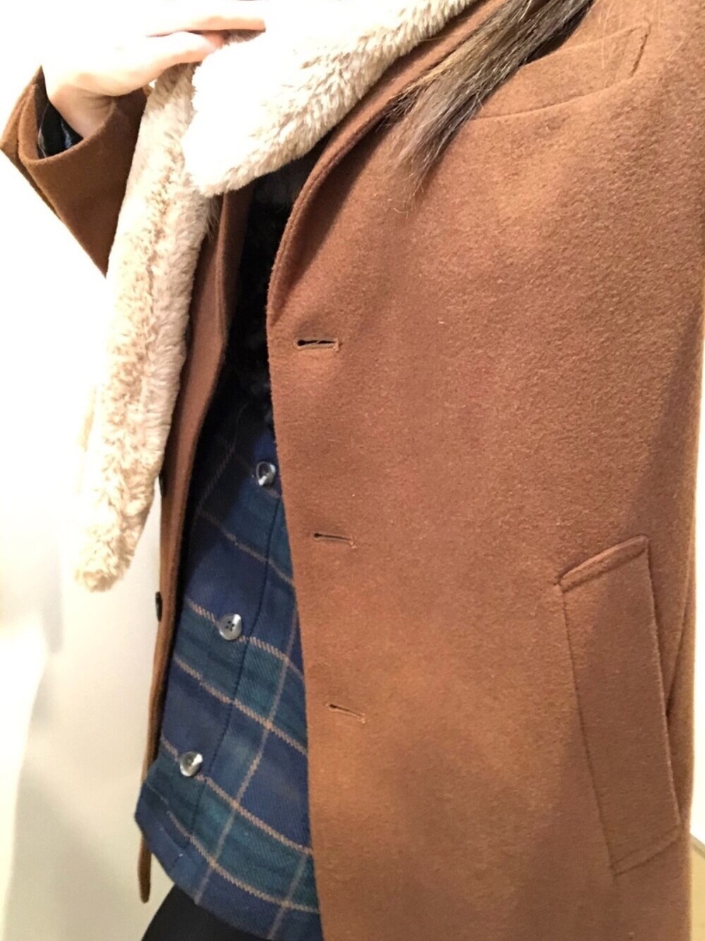 ブラック系のトップス、ブラウン系のチェスターコート、グリーン系のスカートを着用したレディースの秋コーディネートの1枚目の写真