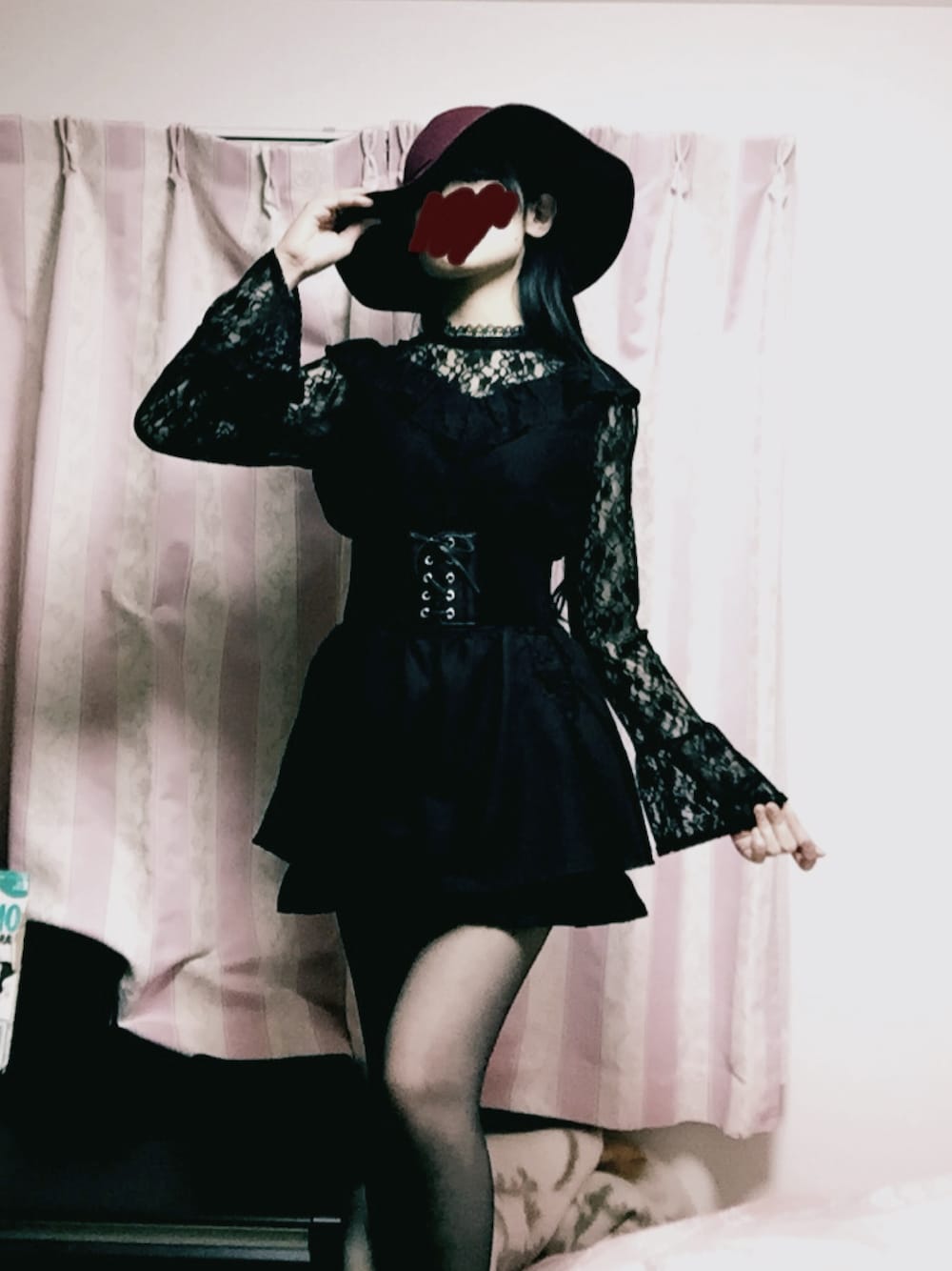 「プチプラ、黒」｜「HusHusHのアイテム（ハット、レッド系）」を使った、麻樹菜さん（レディース・159cm）の春コーディネートの1枚目の写真