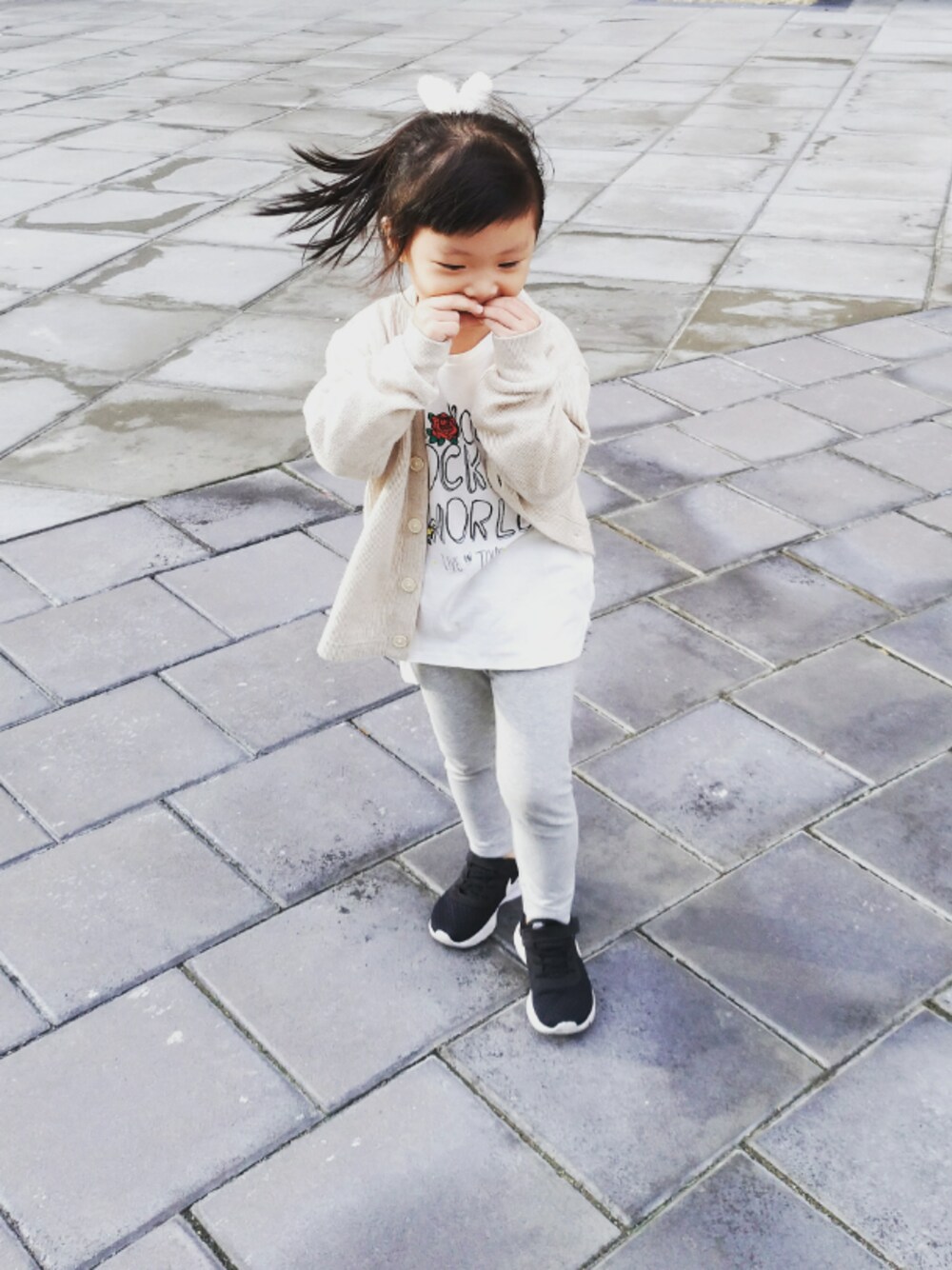 「女の子、秋のコーデ、3歳、kids、kidsfashion、UNIQLO、NIKE、ZARA KIDS」｜「UNIQLOのアイテム（その他パンツ、グレー系）」を使った、mimico0604さん（キッズ・100cm）の秋コーディネートの1枚目の写真