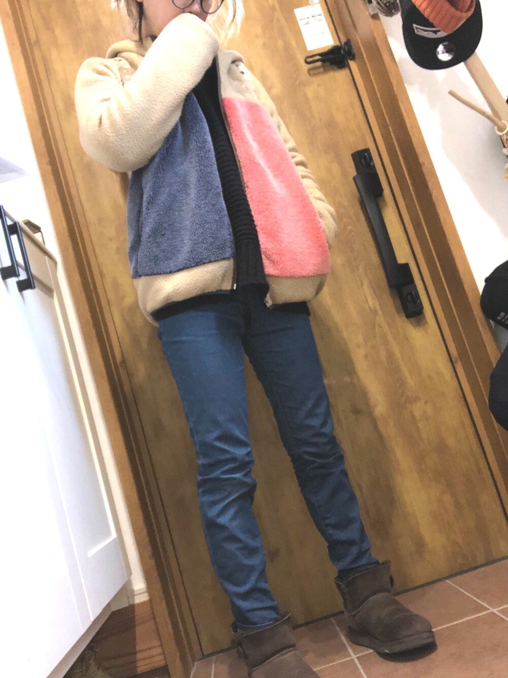 ベージュ系のダウンジャケット/コート、ブラック系のニット/セーター、ブルー系のその他パンツを着用したレディースの冬コーディネートの1枚目の写真