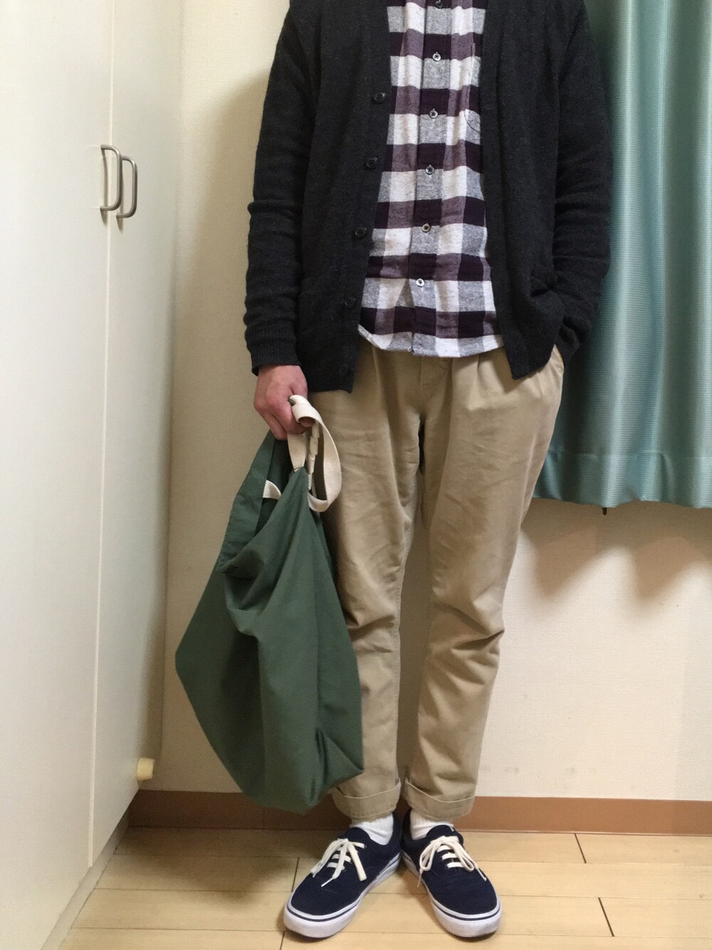 「シンプル」｜「UNIQLOのアイテム（カーディガン/ボレロ、ブラック系）」を使った、 Yoshidaさん（メンズ・168cm）の冬コーディネートの1枚目の写真