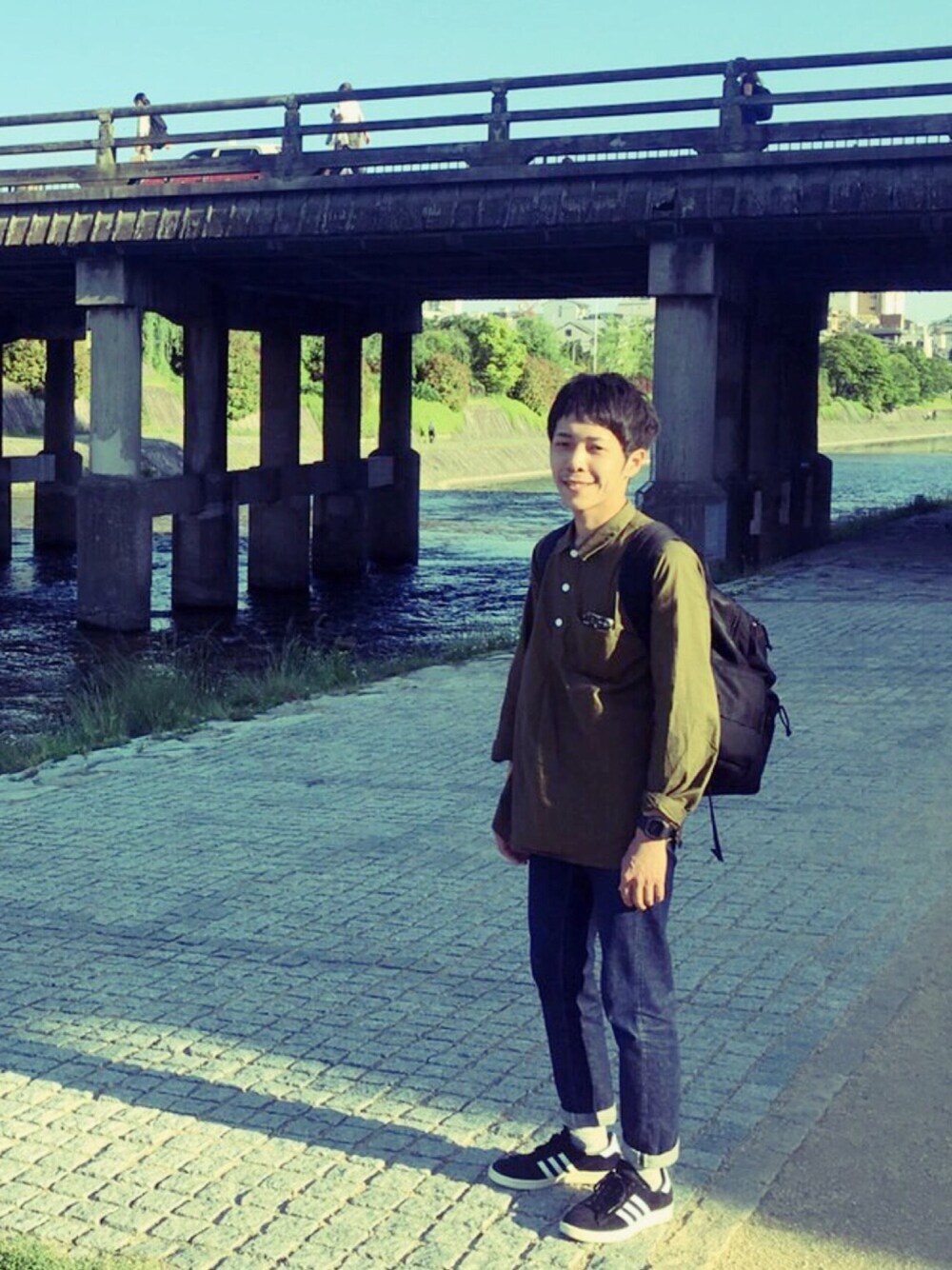 「シンプル、大人カジュアル」｜「URBAN RESEARCHのアイテム（シャツ/ブラウス、グリーン系）」を使った、 Yoshidaさん（メンズ・168cm）の春コーディネートの1枚目の写真
