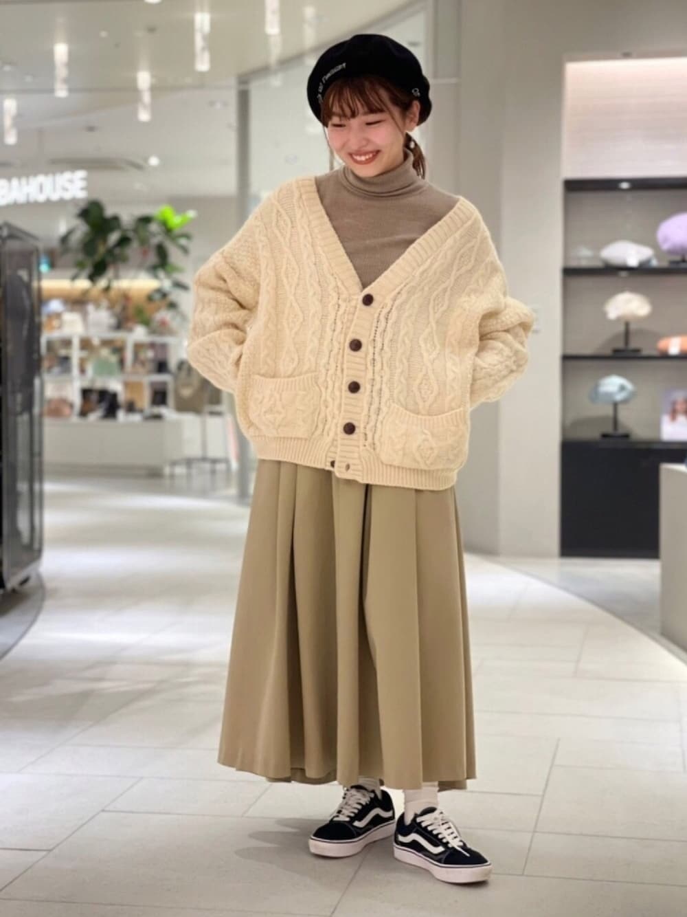 ホワイト系のニット/セーター、ブラウン系のニット/セーター、ベージュ系のスカートを着用したレディースの冬コーディネートの1枚目の写真