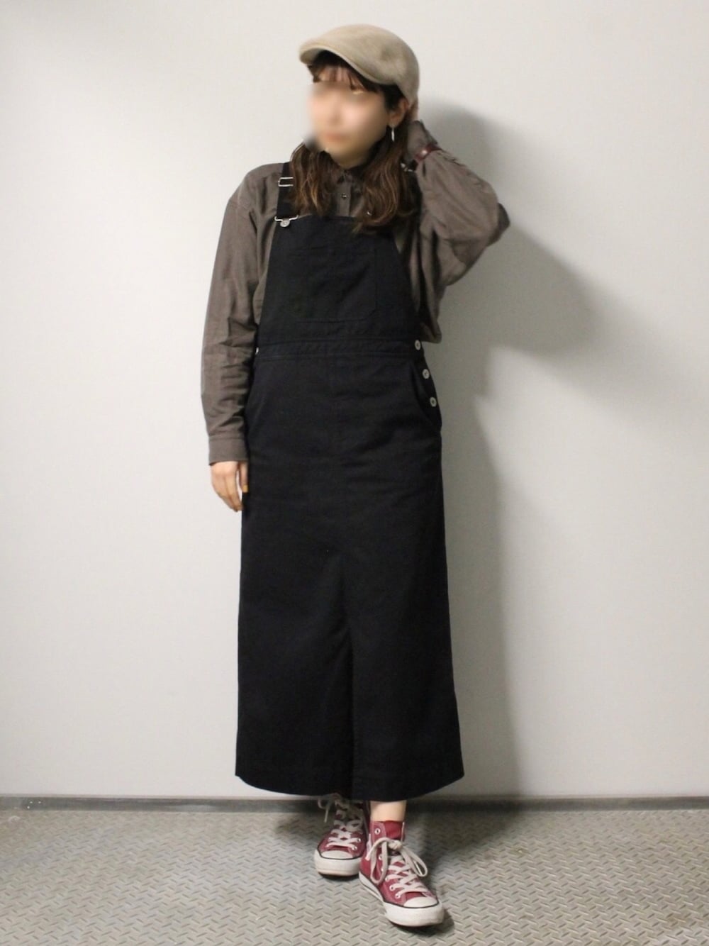 グレー系のシャツ/ブラウス、ブラック系のオールインワン・サロペット、レッド系のスニーカーを着用したレディースの冬コーディネートの1枚目の写真
