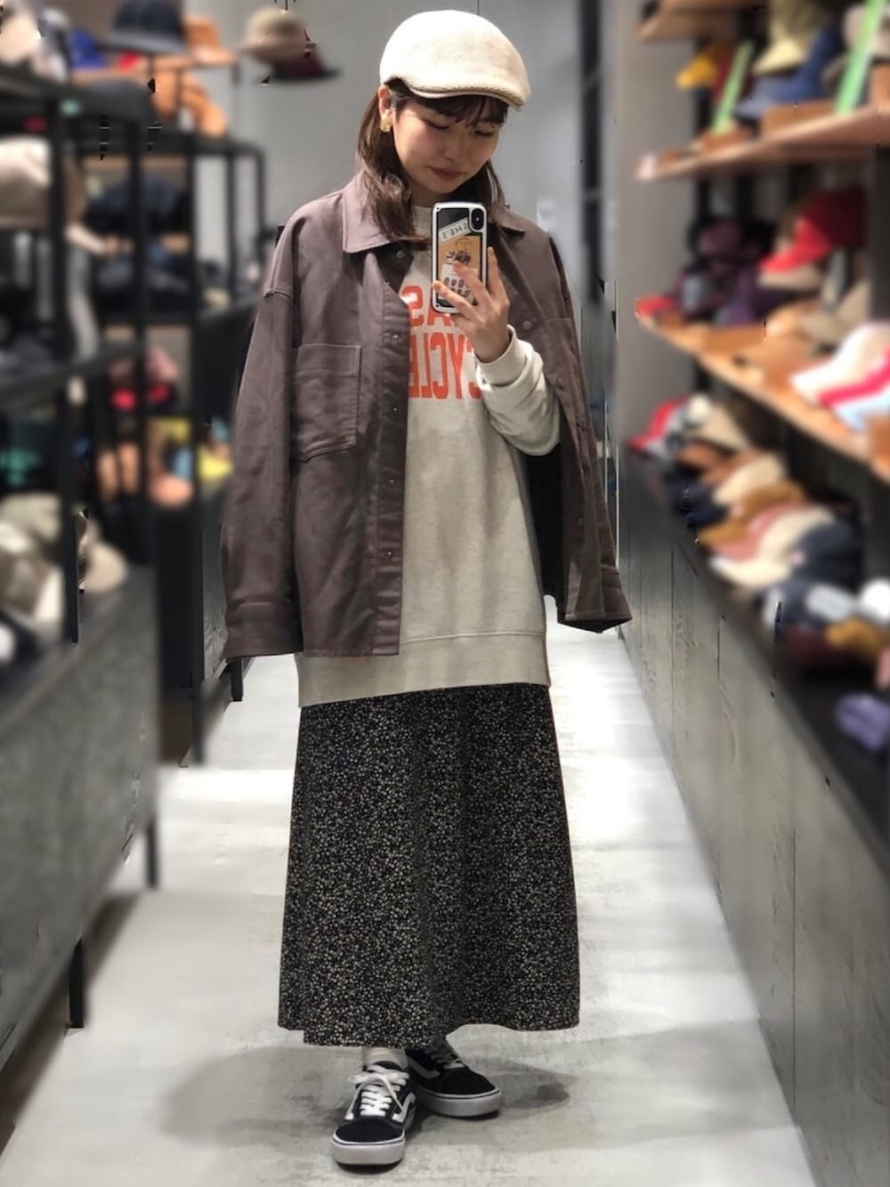 ブラウン系のシャツ/ブラウス、ベージュ系のスウェット、ブラック系のスカートを着用したレディースの冬コーディネートの1枚目の写真