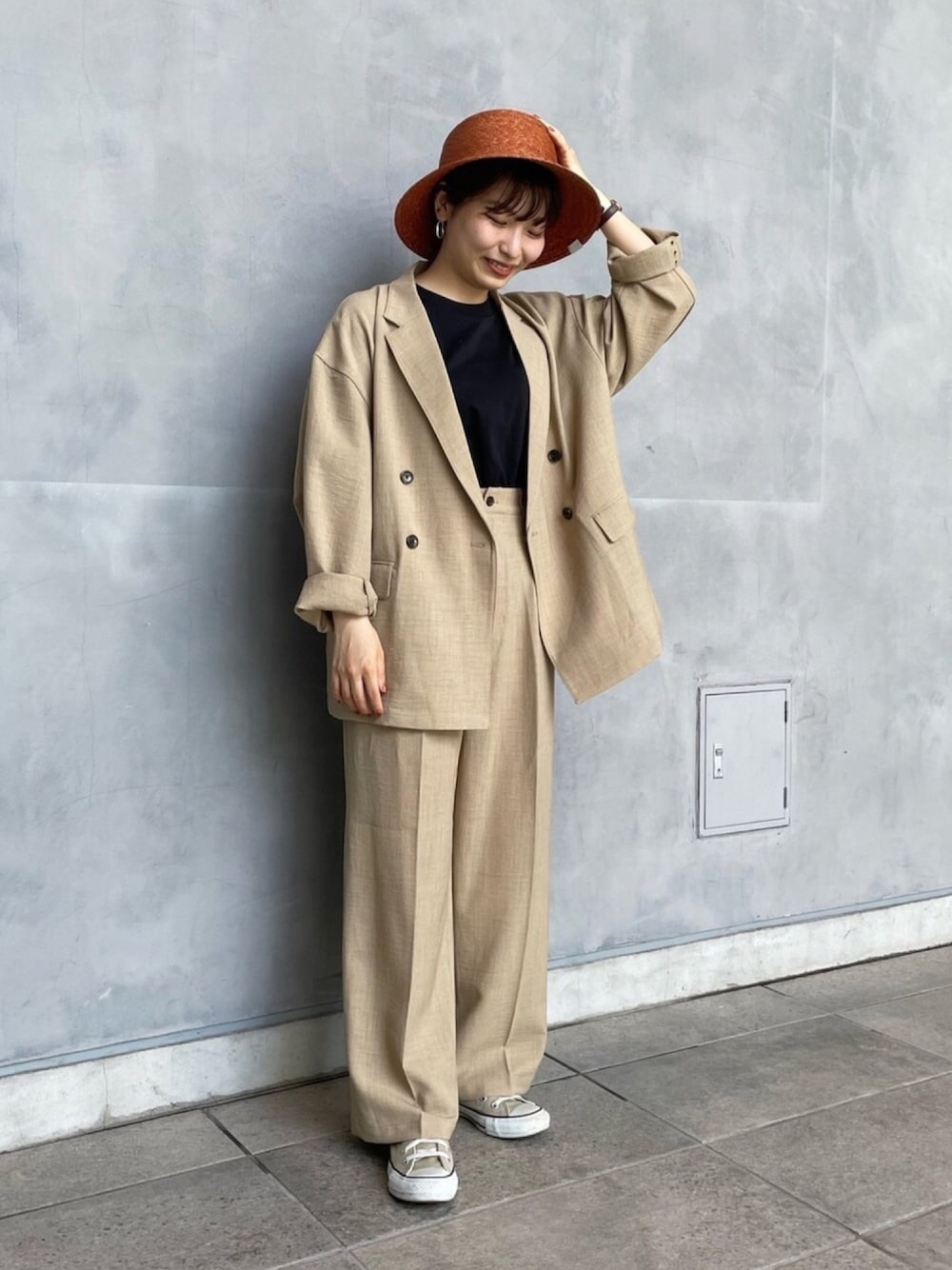 「大人カジュアル、大人女子、きれいめカジュアル、低身長コーデ、コンバース、ハット、麦わら帽子、セットアップ、スニーカー、ベージュ」｜「arthの【arth】Strow BD Cloche / 【アース】ストロー　ブレード　クロッシェ（ハット、オレンジ系）」を使った、AIKAさん（レディース・154cm）の春コーディネートの1枚目の写真