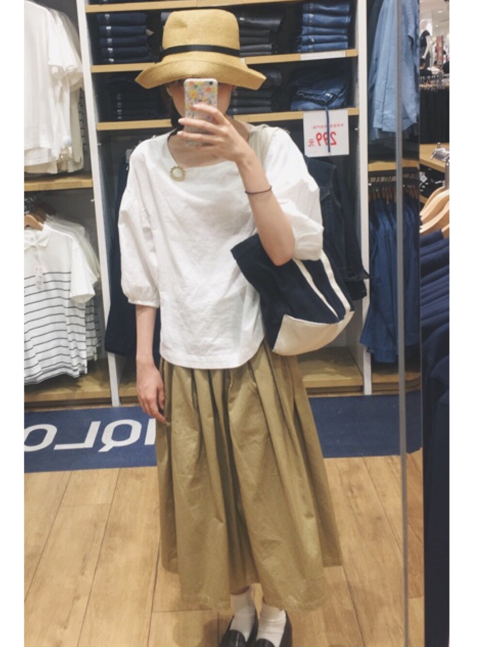 「UNIQLOのアイテム（シャツ/ブラウス、ホワイト系）」を使った、ミカちゃんさん（レディース・166cm）の秋コーディネートの1枚目の写真