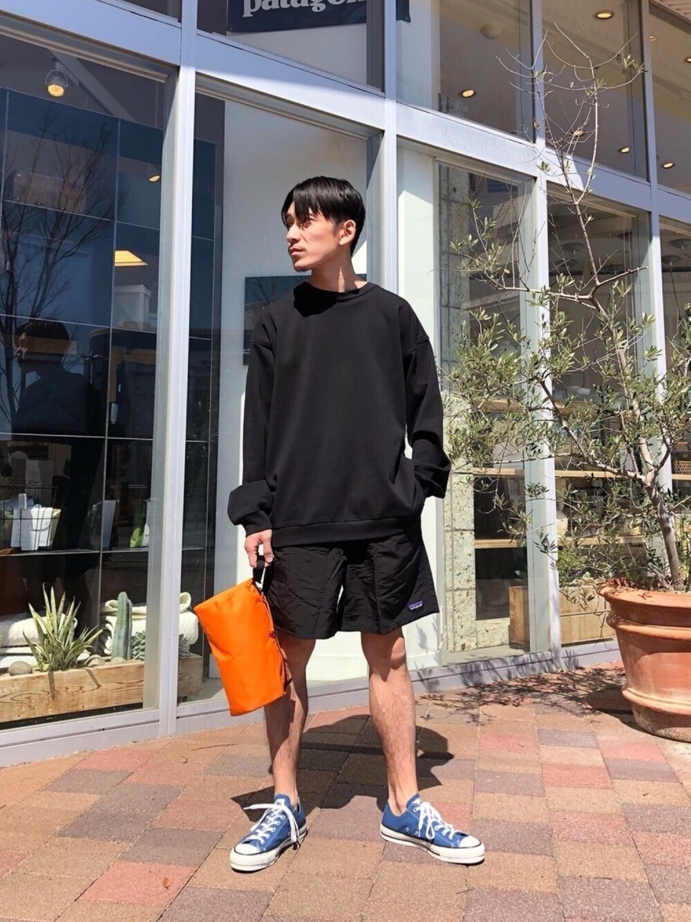 「ブラック、ビックシルエット、URBAN RESEARCH DOORS、アーバンリサーチドアーズ」｜「FORK&SPOONのFORK&SPOON　シルクタッチコットンロングスリーブカットソー（Tシャツ/カットソー、ブラック系）」を使った、tkoikeさん（メンズ・165cm）の春コーディネートの1枚目の写真