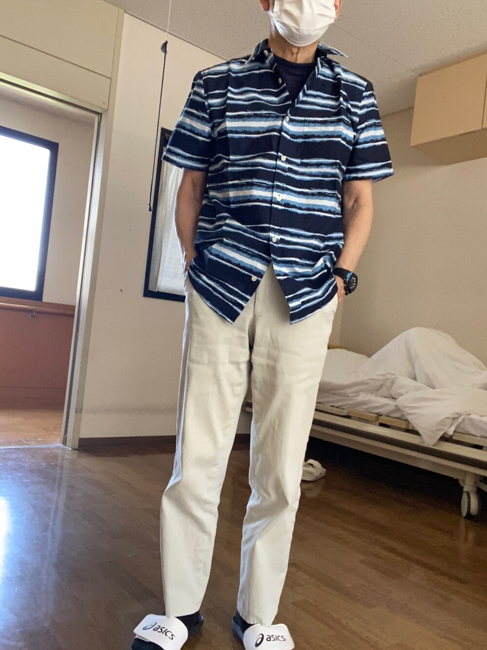「COMME CA ISMのアイテム（スラックス、シルバー系）」を使った、F.minoruさん（メンズ・168cm）の春コーディネートの1枚目の写真