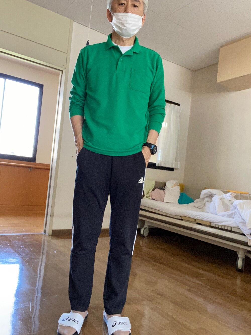 「adidasのアイテム（パンツ、ブラック系）」を使った、F.minoruさん（メンズ・168cm）の春コーディネートの1枚目の写真