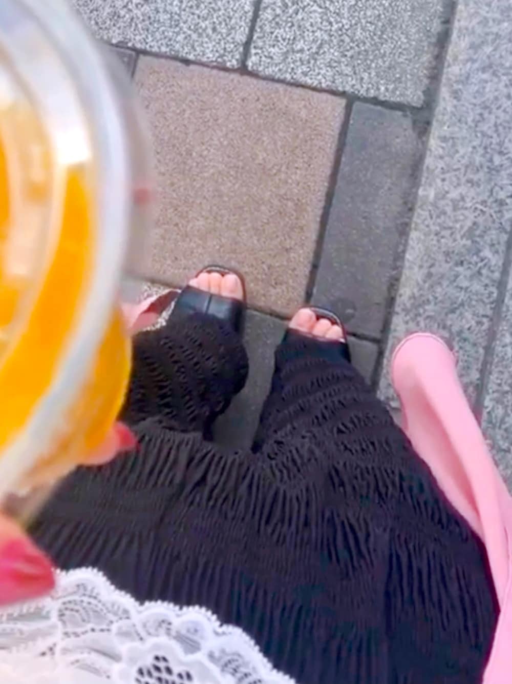 「カジュアル、レーストップス、シアーシャツ、休日コーデ、大人女子」｜「GUのアイテム（シャツ/ブラウス、ピンク系）」を使った、あむさん（レディース・160cm）の春コーディネートの1枚目の写真
