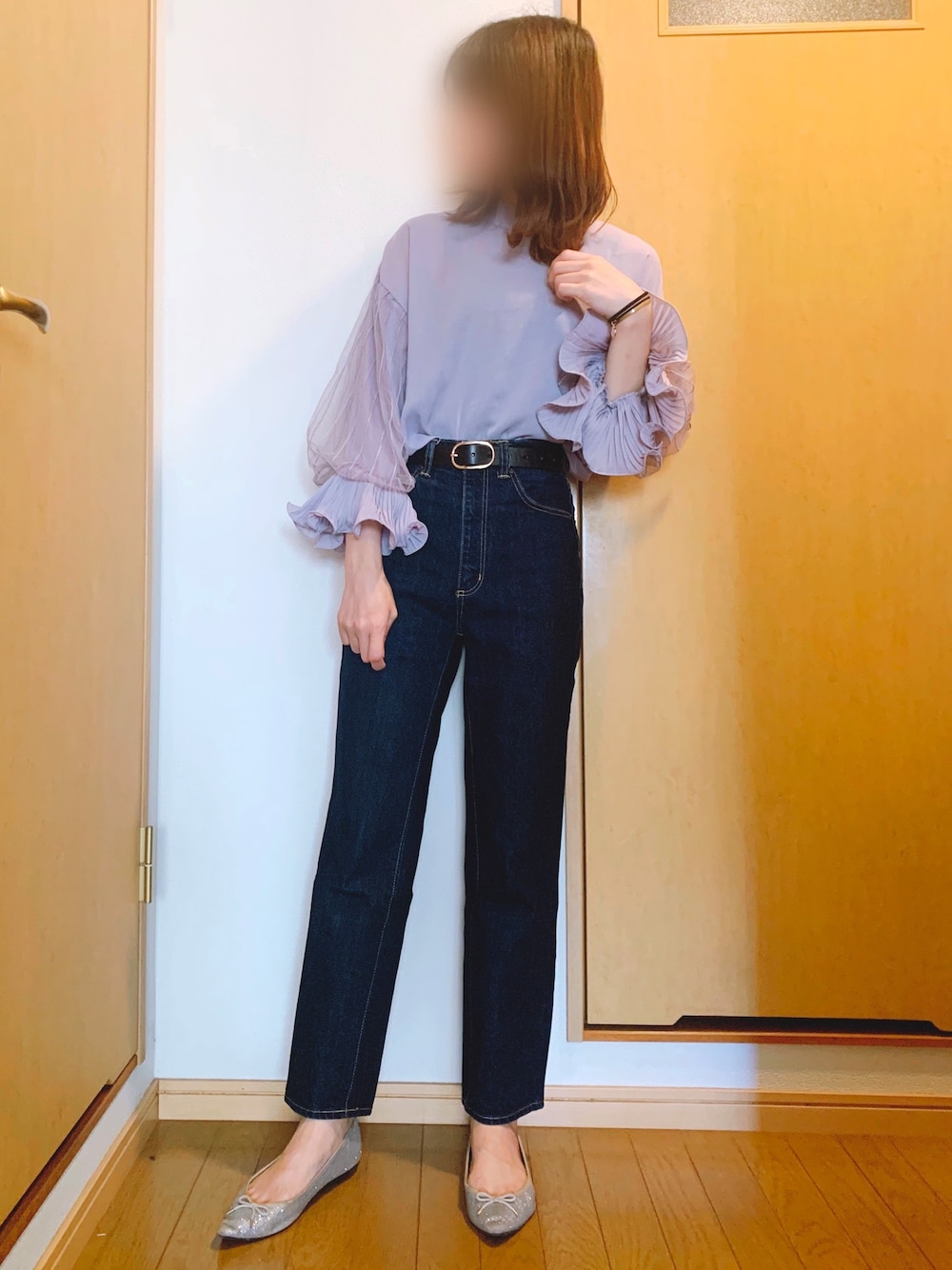 「デニム、シンプルコーデ、休日コーデ、きれいめカジュアル、パンツスタイル、オトナ女子、春コーデ、ブラウス、ootd」｜「fifthのチュールスリーブラッフルカフスブラウス（シャツ/ブラウス、グレー系）」を使った、あむさん（レディース・160cm）の春コーディネートの1枚目の写真