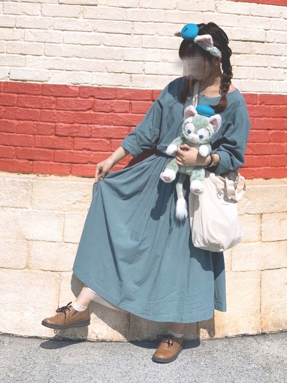 グリーン系のワンピース、ホワイト系のバッグ、ホワイト系のスカートを着用したレディースの秋コーディネートの1枚目の写真