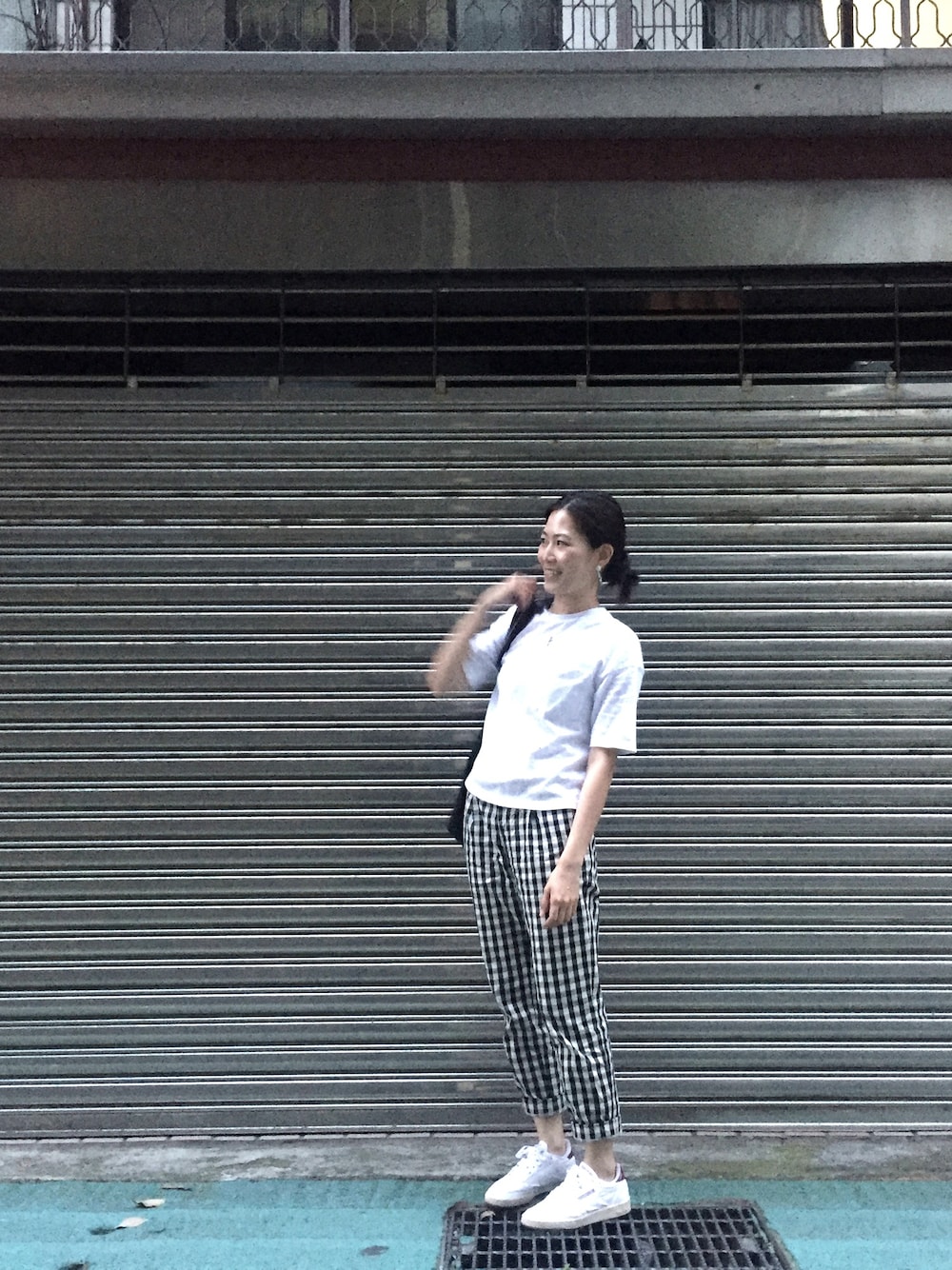 ホワイト系のTシャツ/カットソー、その他のその他パンツ、ホワイト系のスニーカーを着用したレディースの夏コーディネートの1枚目の写真