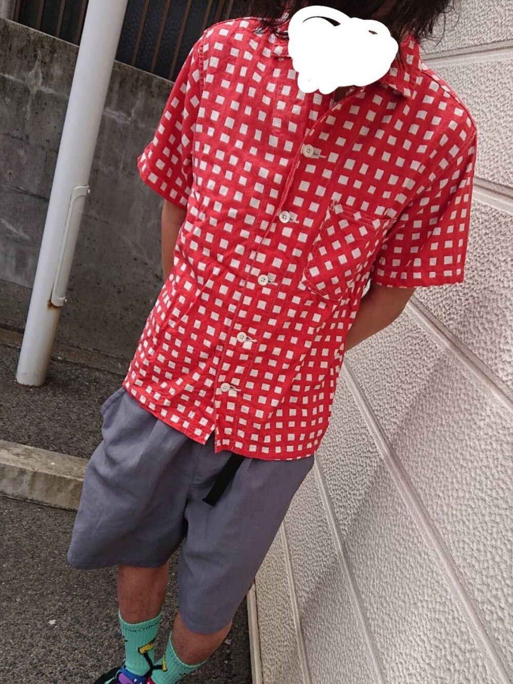「カジュアルコーデ、Necessary or Unnecessary、半袖シャツ、チェック、ハーフパンツ、グレー、シンプル、ソックス、サンダル」｜「TOY　MACHINEのアイテム（ソックス/靴下、その他）」を使った、アズムンさん（メンズ・162cm）の春コーディネートの1枚目の写真