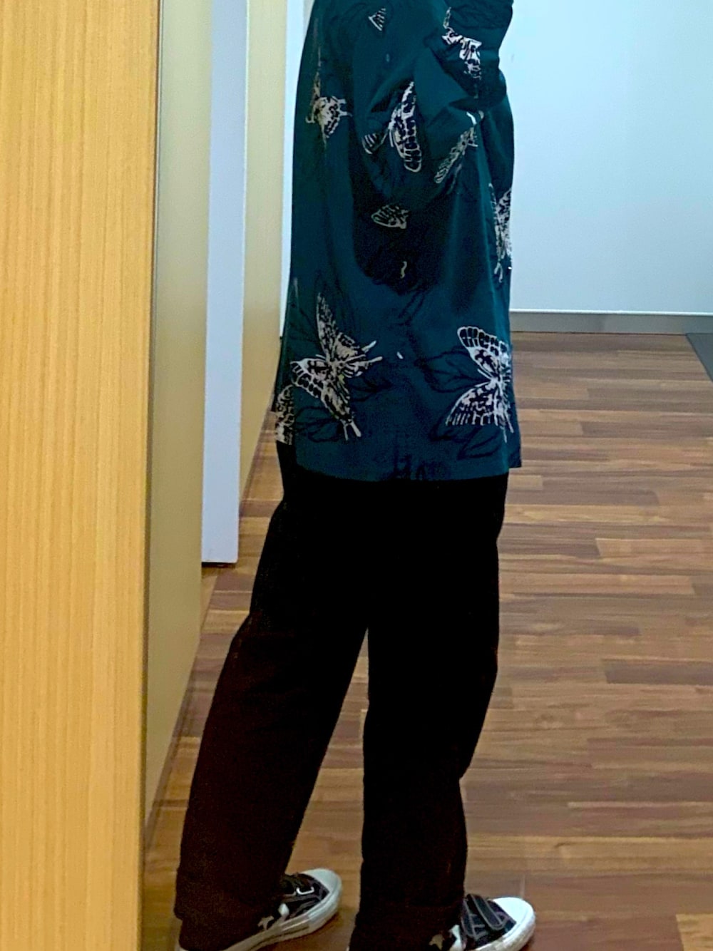 「春夏コーデ、柄シャツ、stussy、コンバース、蝶々柄、今日のコーデ、スニーカーコーデ」｜「STUSSYのButterfly L/SL Shirt（シャツ/ブラウス、グリーン系）」を使った、アズムンさん（メンズ・162cm）の春コーディネートの1枚目の写真