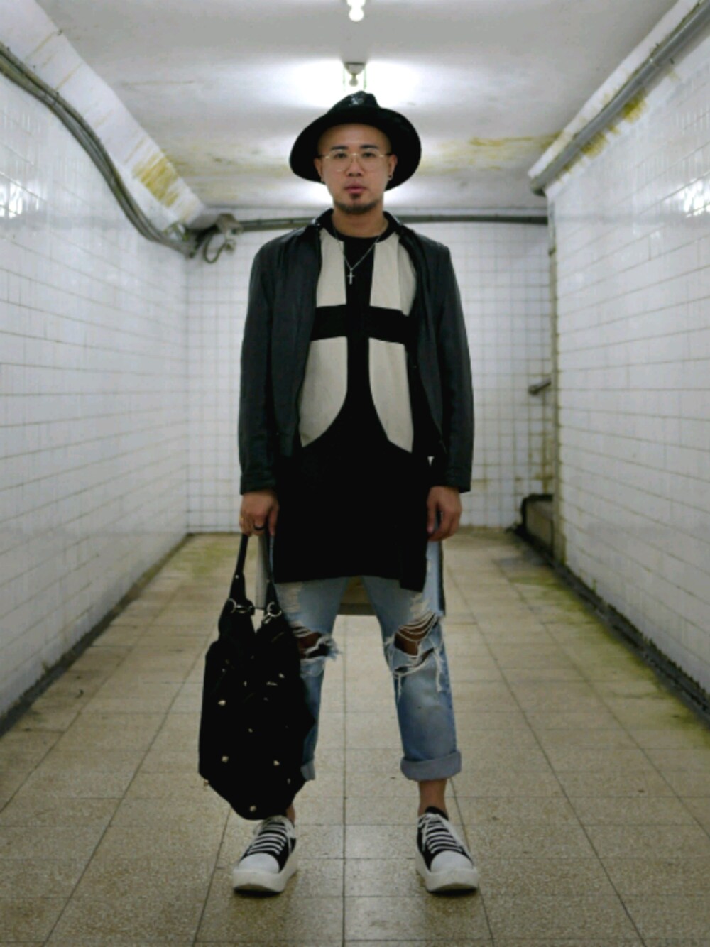 ブラック系のトップス、ブルー系のデニムパンツ、ブラック系のシューズを着用したメンズの冬コーディネートの1枚目の写真