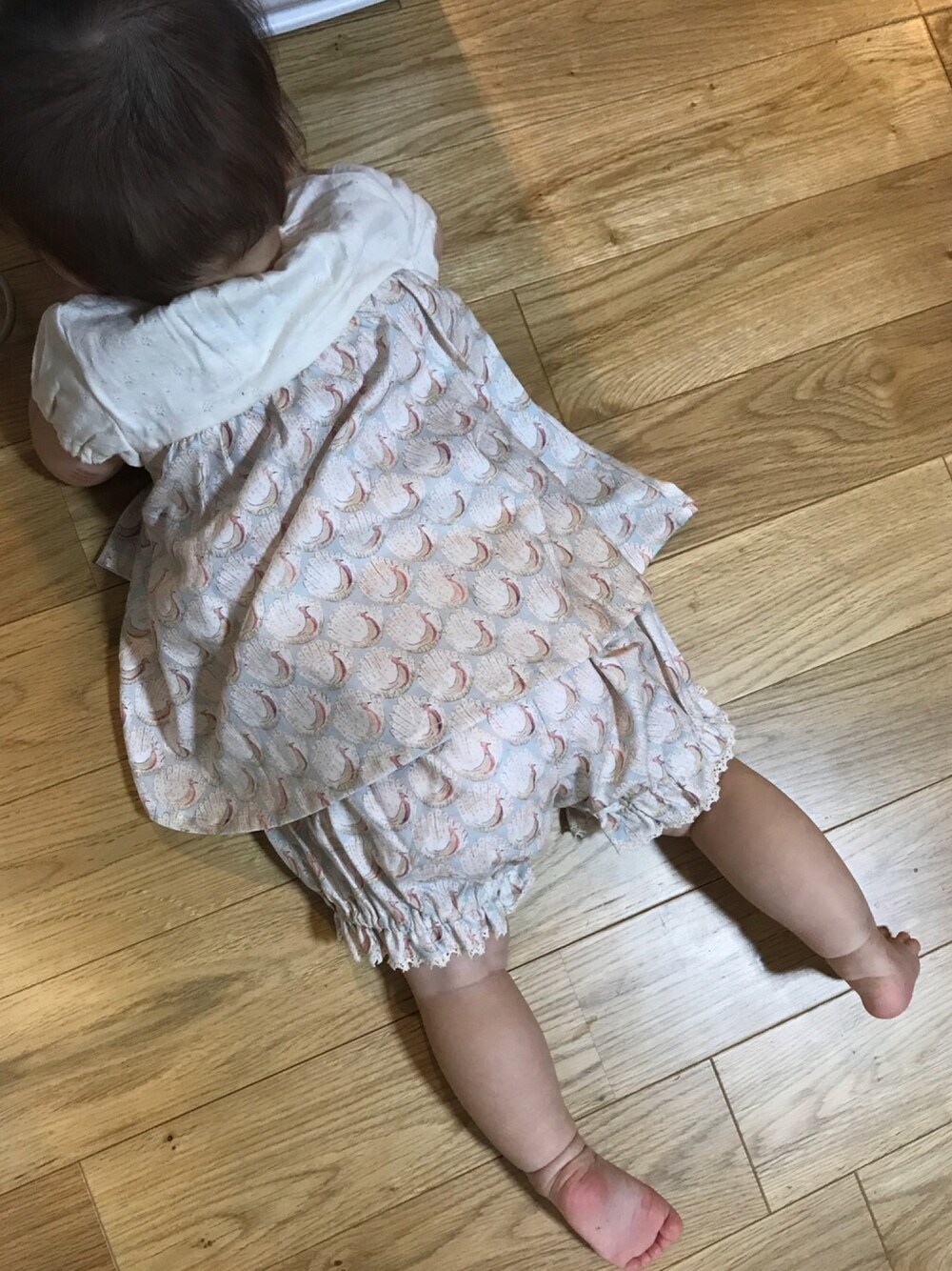 「リバティ、センスオブワンダー」｜「sense of wonderのアイテム（その他パンツ、ホワイト系）」を使った、ぴーさん（キッズ・70cm）の秋コーディネートの1枚目の写真