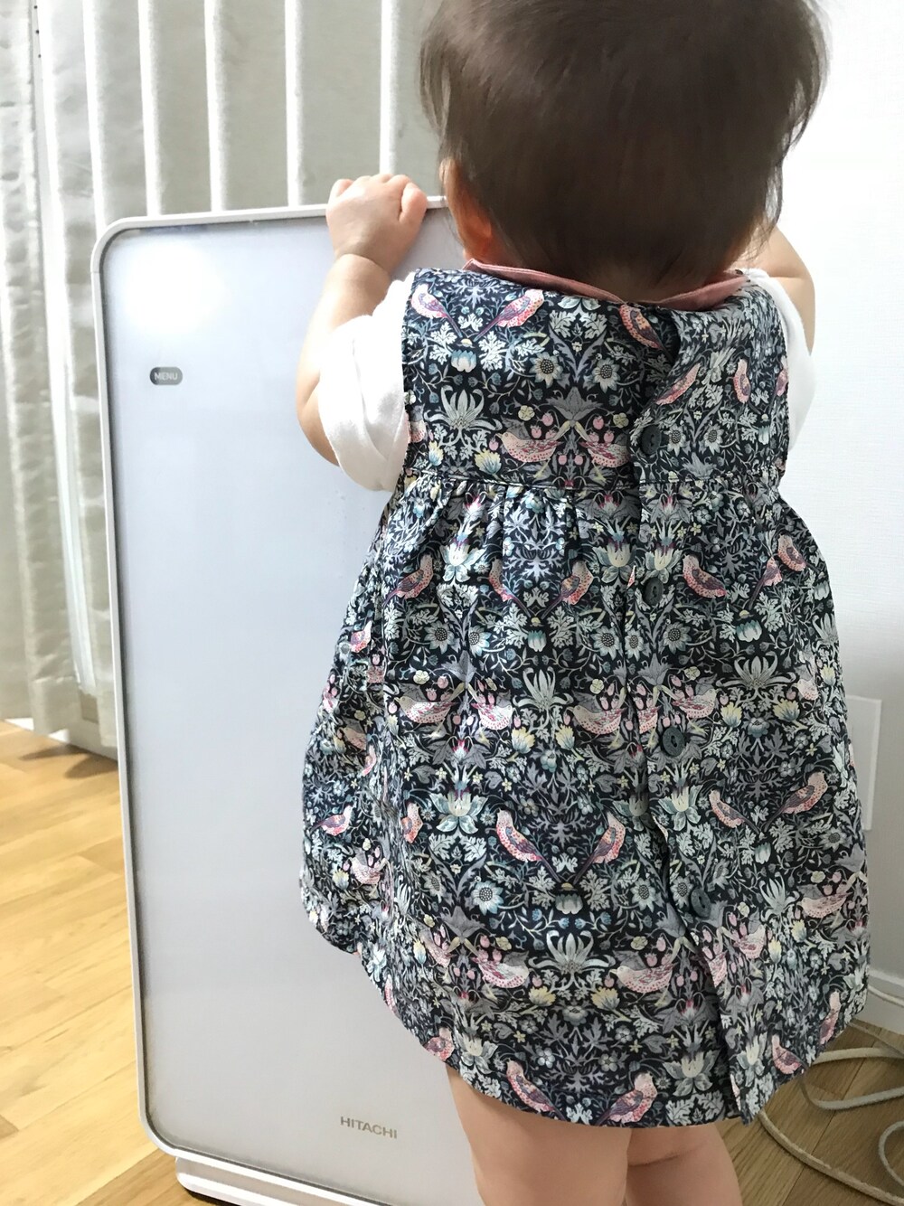 「リバティ、センスオブワンダー」｜「sense of wonderのリバティプリント　スモッキングチュニック　Strawberry Thief（チュニック、グレー系）」を使った、ぴーさん（キッズ・70cm）の秋コーディネートの1枚目の写真