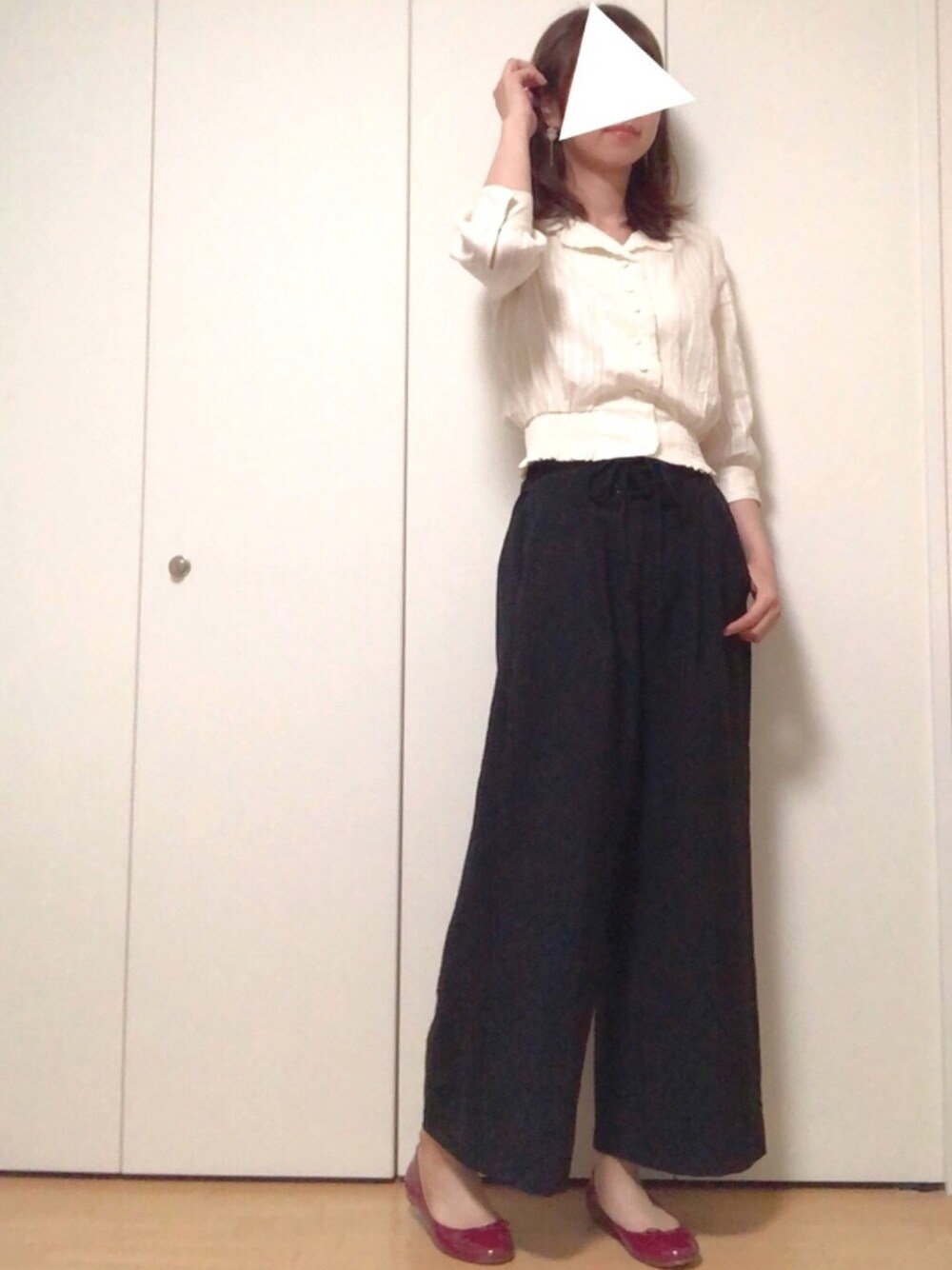 ホワイト系のシャツ/ブラウス、ブラック系のその他パンツ、レッド系のパンプスを着用したレディースの春コーディネートの1枚目の写真