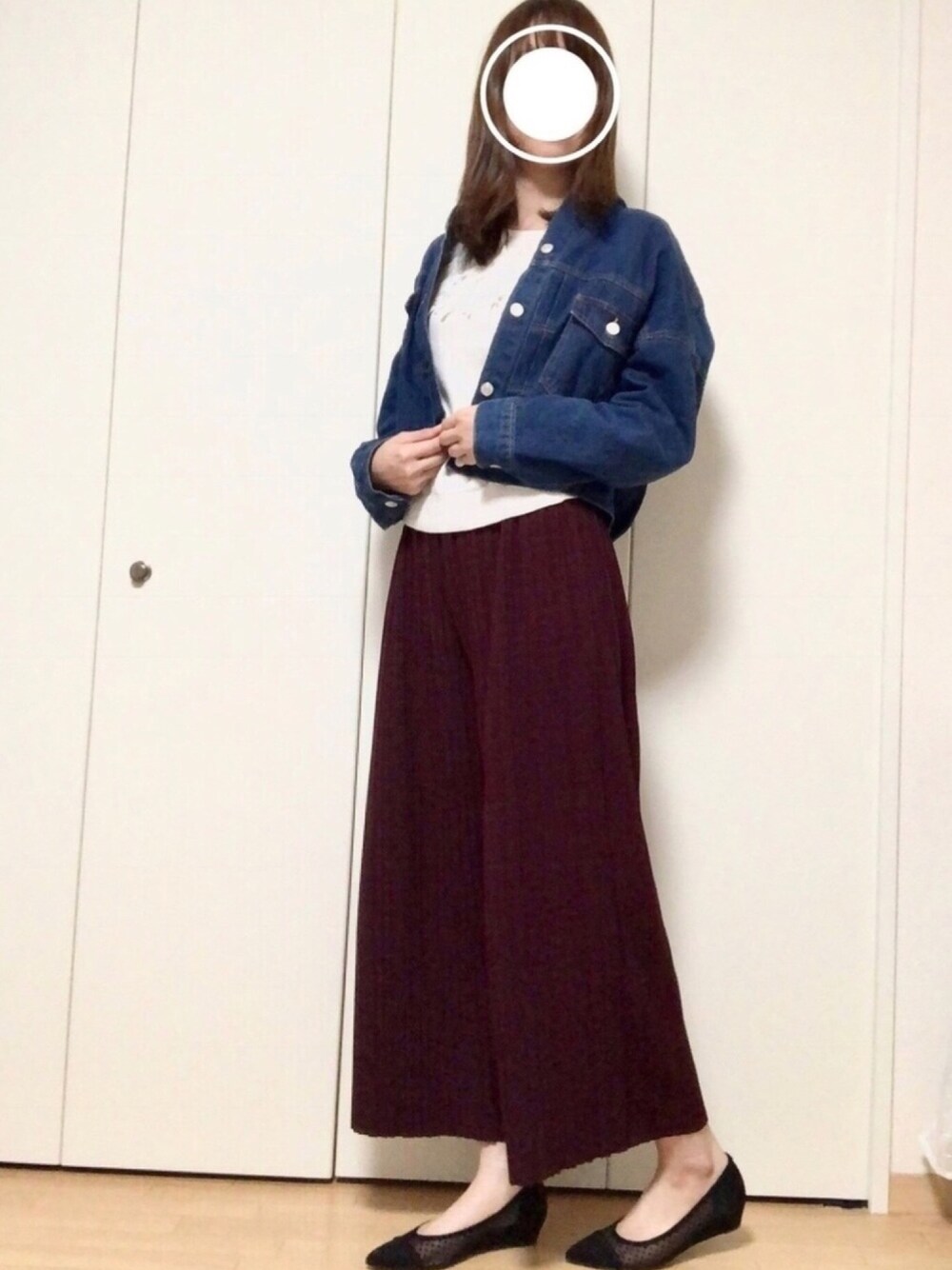 ホワイト系のニット/セーター、ブルー系のデニムジャケット、ブラック系のパンプスを着用したレディースの春コーディネートの1枚目の写真