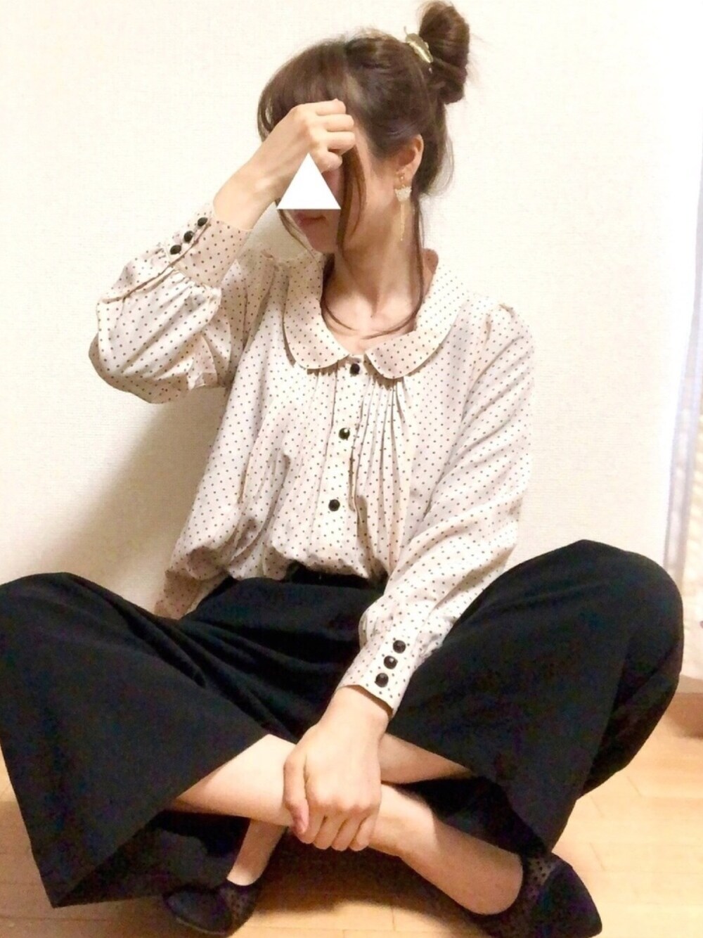 ピンク系のシャツ/ブラウス、ブラック系のその他パンツ、ブラック系のパンプスを着用したレディースの春コーディネートの1枚目の写真