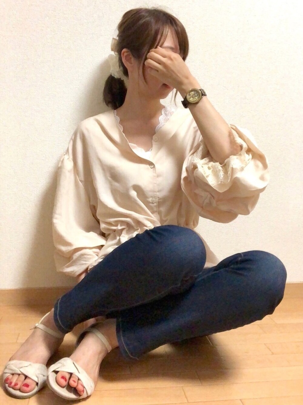 ベージュ系のシャツ/ブラウス、ブルー系のデニムパンツ、ホワイト系のTシャツ/カットソーを着用したレディースの夏コーディネートの1枚目の写真