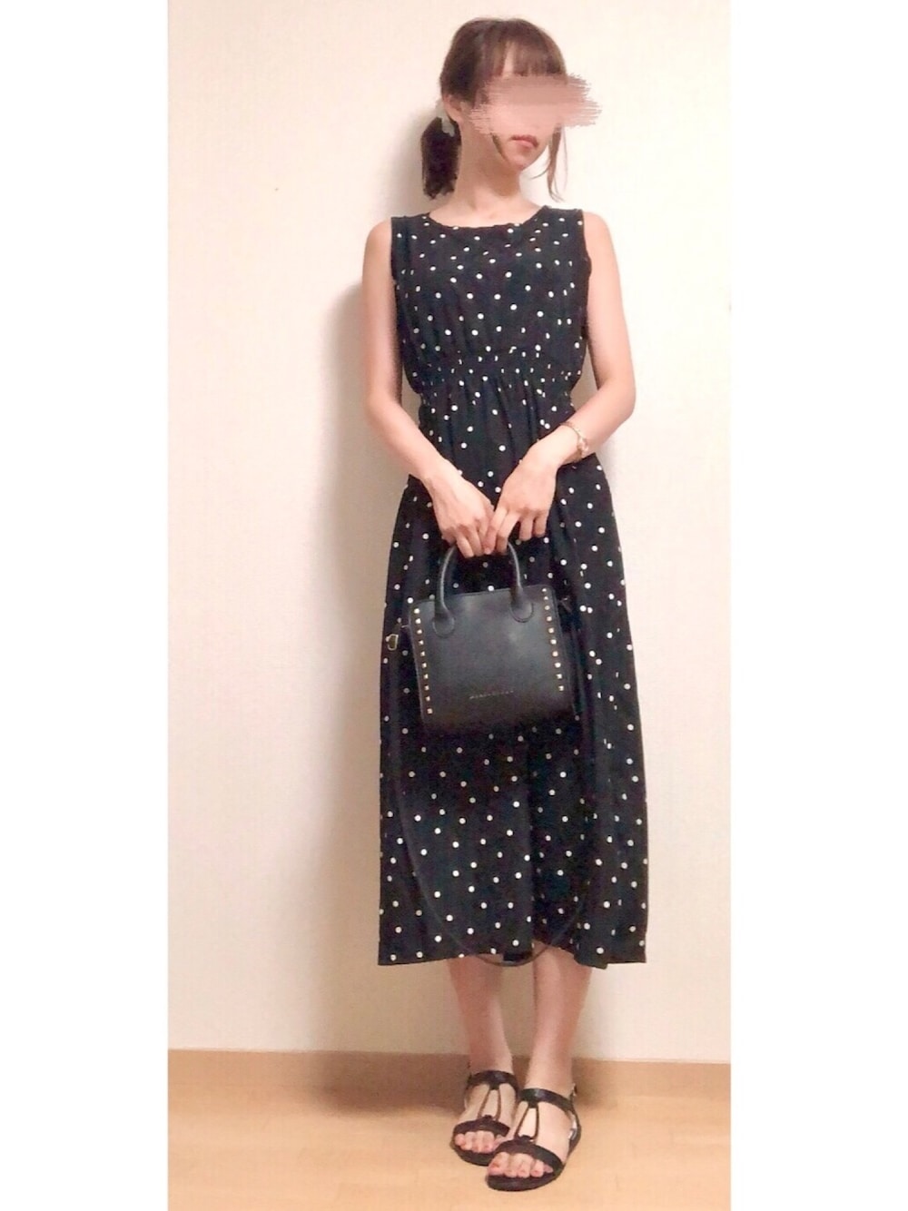 ブラック系のワンピース、ブラック系のショルダーバッグ、ブラック系のサンダルを着用したレディースの夏コーディネートの1枚目の写真