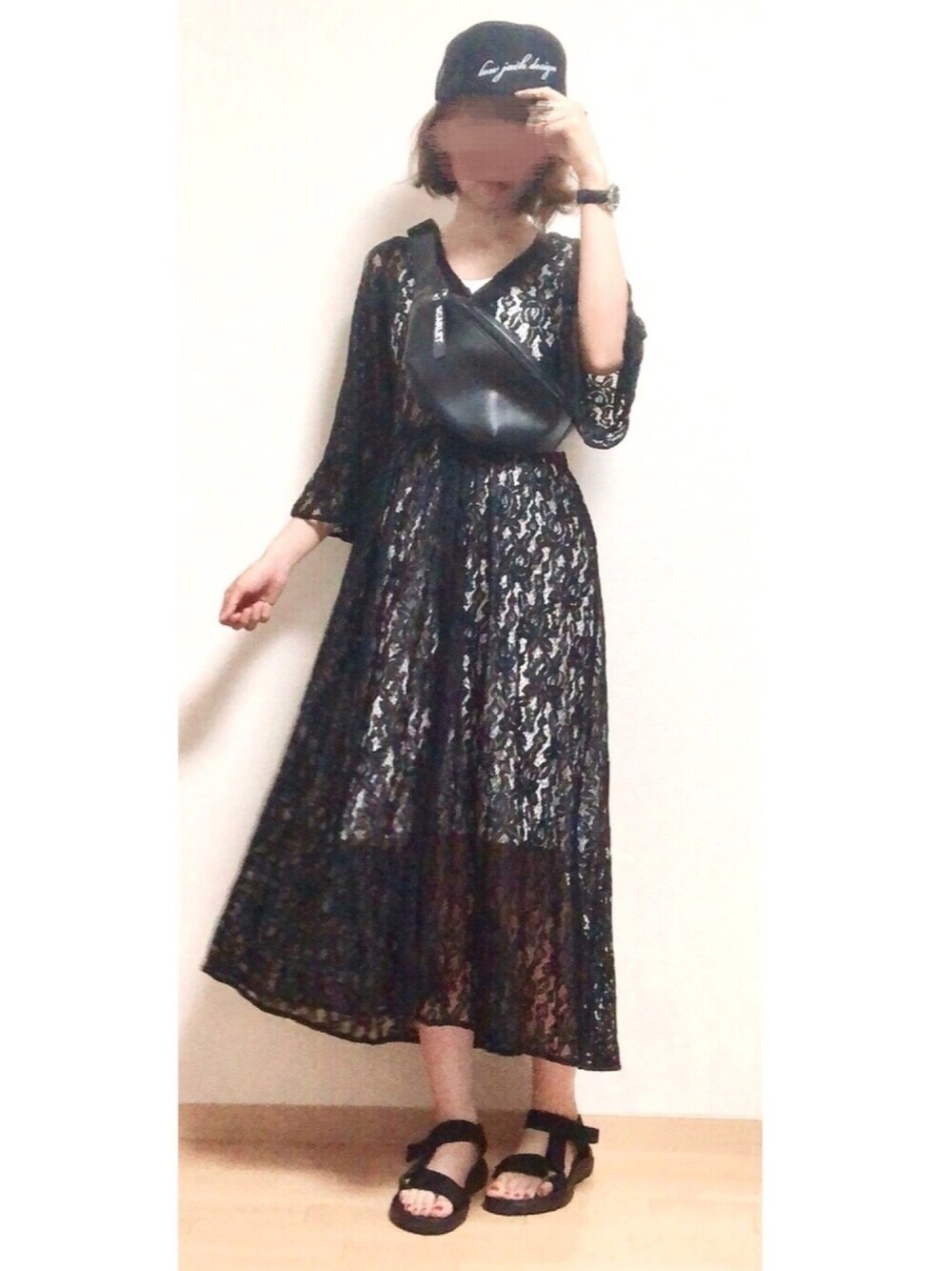 ブラック系のワンピース、ブラック系のサンダル、ホワイト系のワンピースを着用したレディースの夏コーディネートの1枚目の写真