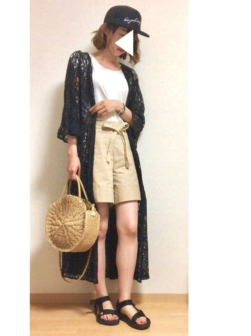 ブラック系のワンピース、ベージュ系のチノパンツ、ブラック系のサンダルを着用したレディースの夏コーディネートの1枚目の写真