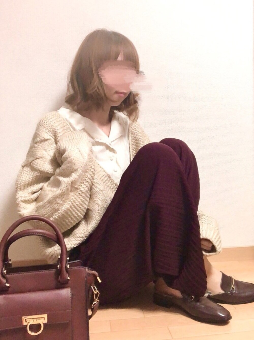 ホワイト系のシャツ/ブラウス、ベージュ系のカーディガン/ボレロ、レッド系のその他パンツを着用したレディースの秋コーディネートの1枚目の写真